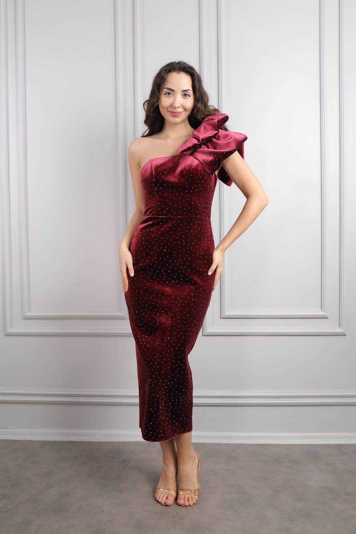 فستان سهرة ميدي مخملي بكتف واحد مطرز بالفصوص -عودي