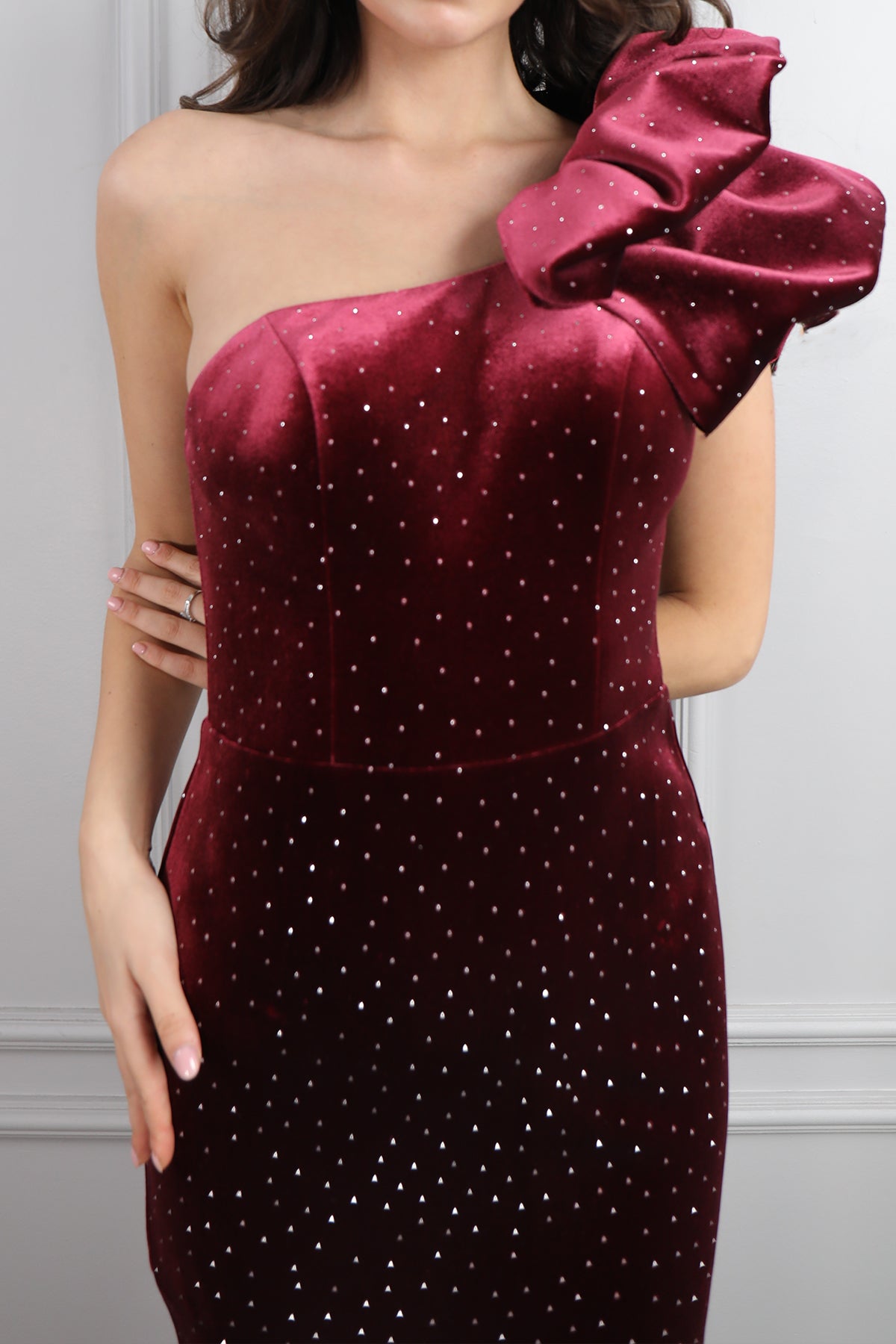 فستان سهرة ميدي مخملي بكتف واحد مطرز بالفصوص -عودي