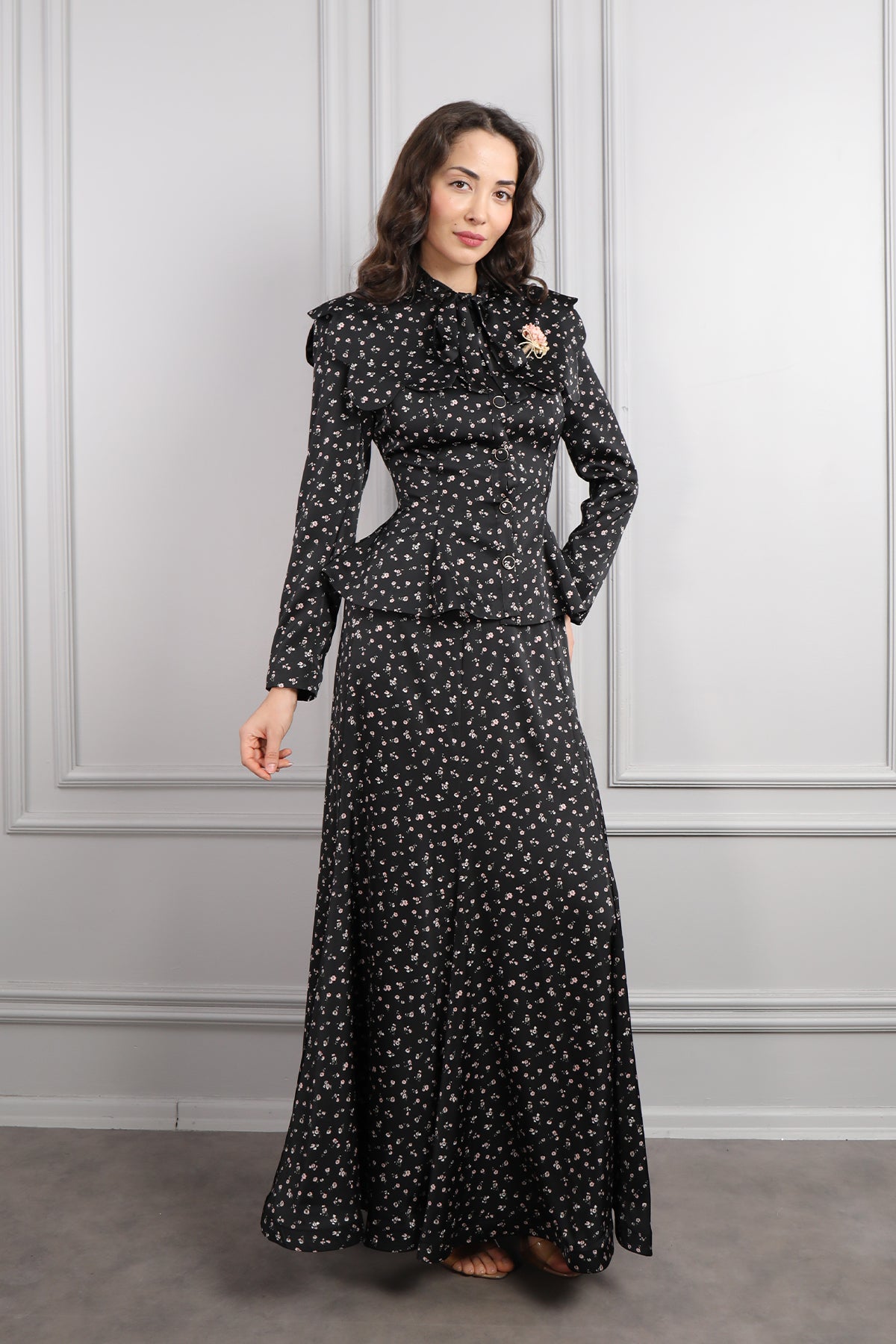 طقم تنورة وبلوزة ساتان مزخرف ورود بياقة تنربط -اسود