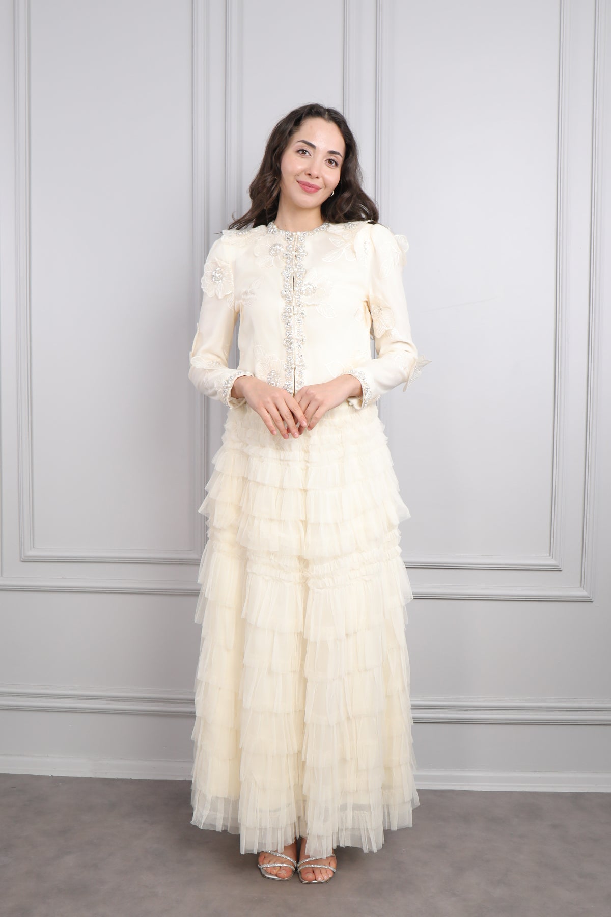 طقم تنورة وجاكيت مزين بالورود بتطريزات لؤلؤية -بيج