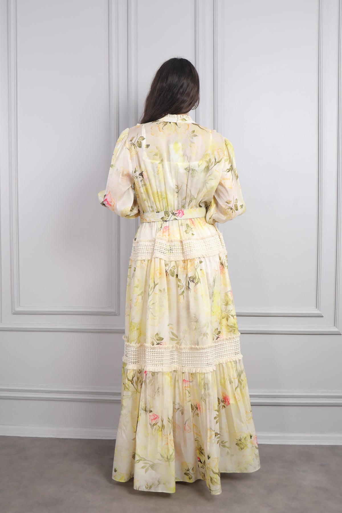 فستان مزين بالورود بتفاصيل دانتيل مع حزام عالخصر مقاس كبير -اصفر