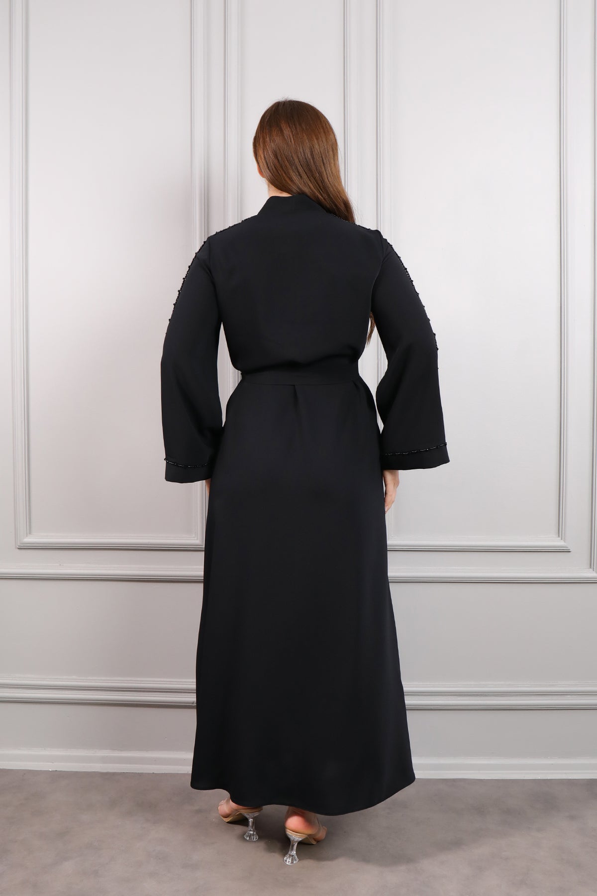 عباية بتطريزات خرز وحزام عالخصر -اسود