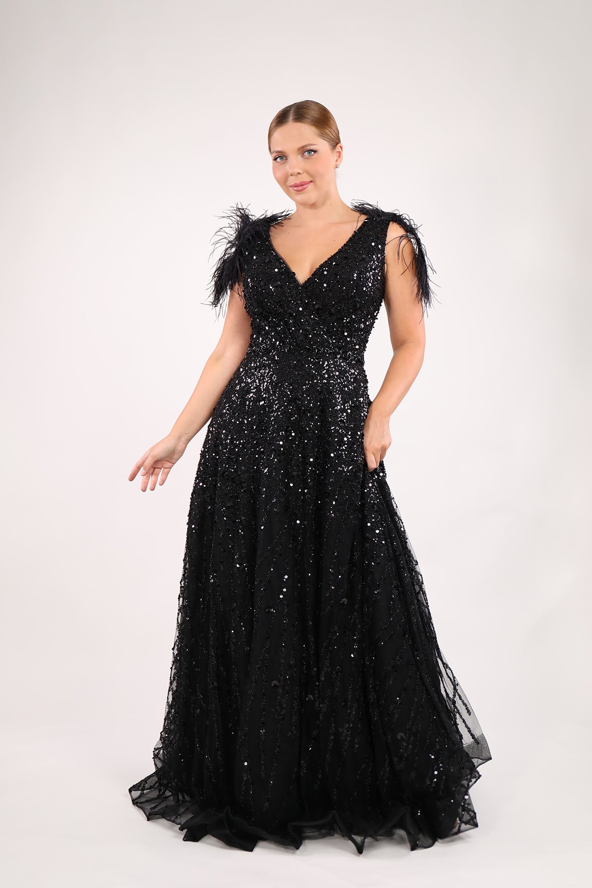 فستان سهرة بتفاصيل ريش عالكتف ومزين بالترتر مقاس كبير من "المجموعة الخاصة" -اسود