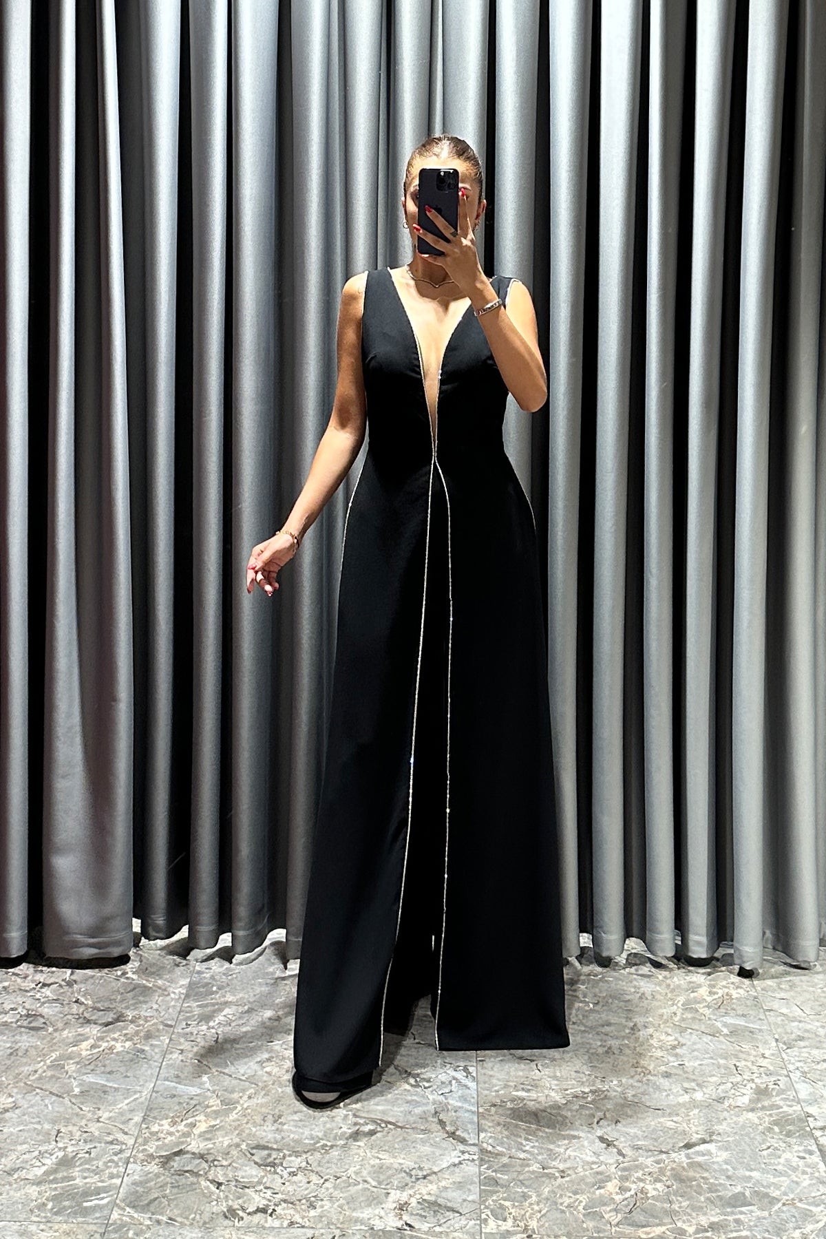 جمبسوت بفتحة كبيرة مع تطريزات حجرية -اسود