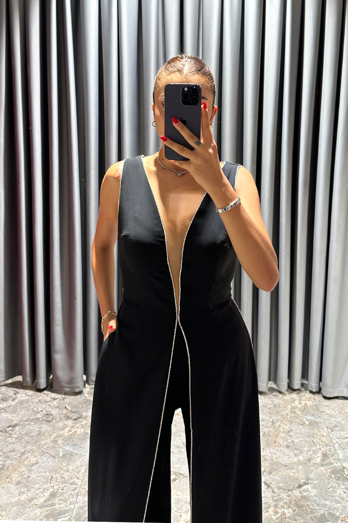 جمبسوت بفتحة كبيرة مع تطريزات حجرية -اسود