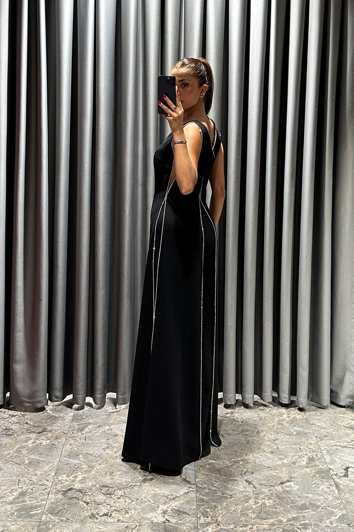 جمبسوت بفتحة كبيرة مع تطريزات حجرية -اسود