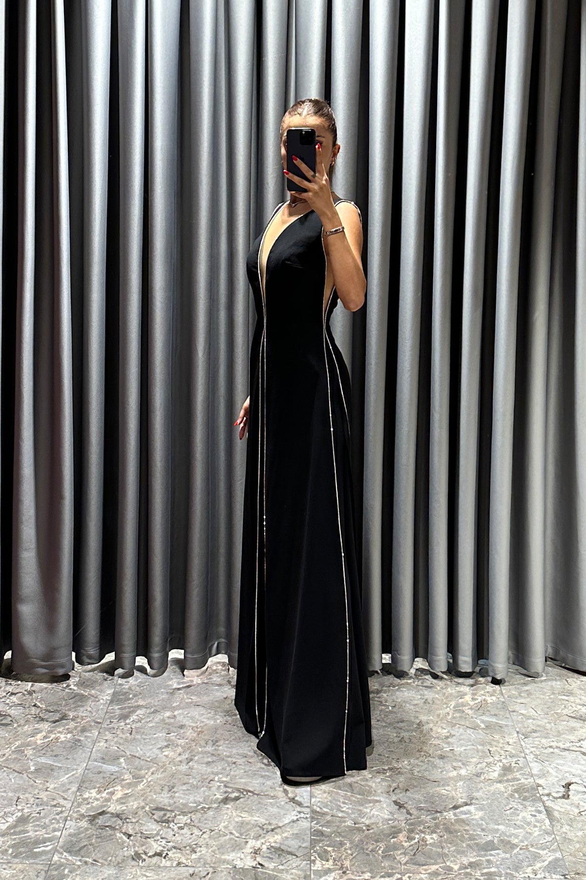 جمبسوت بفتحة كبيرة مع تطريزات حجرية -اسود