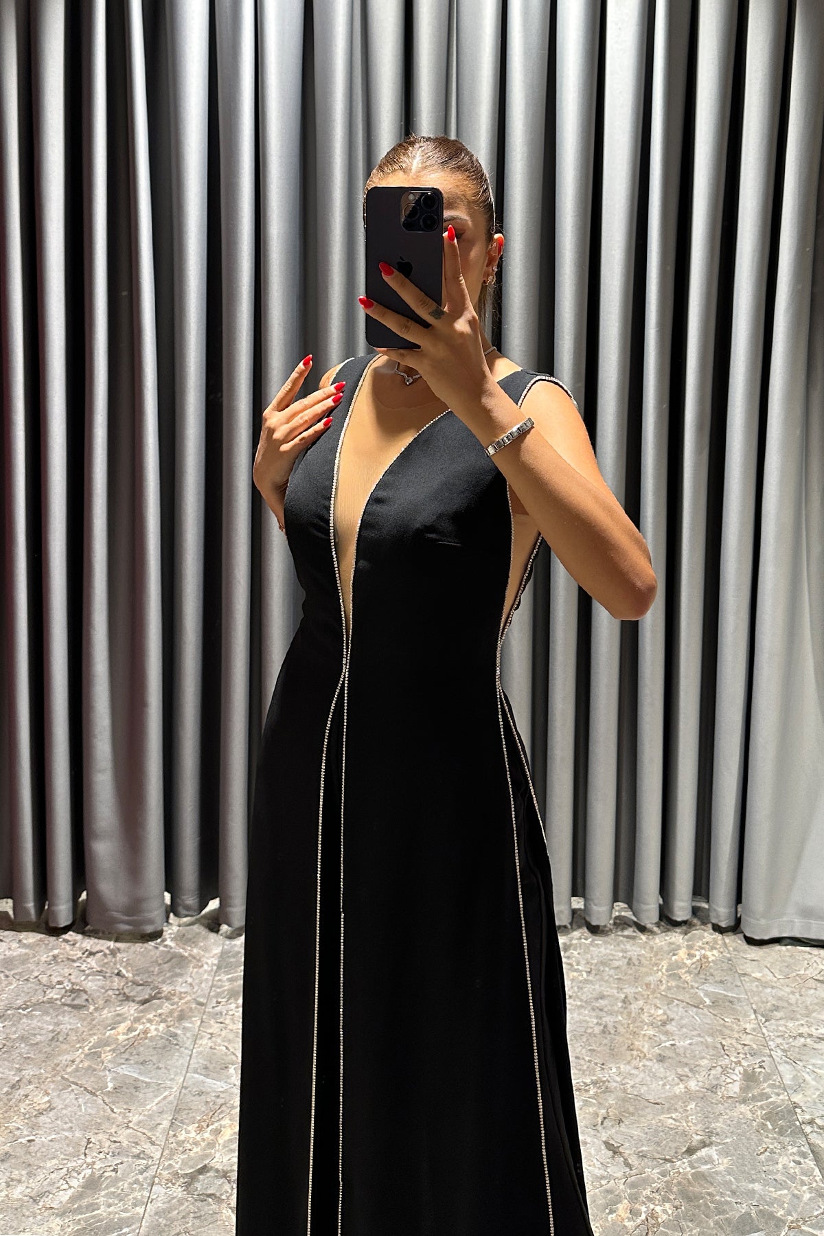 جمبسوت بفتحة كبيرة مع تطريزات حجرية -اسود