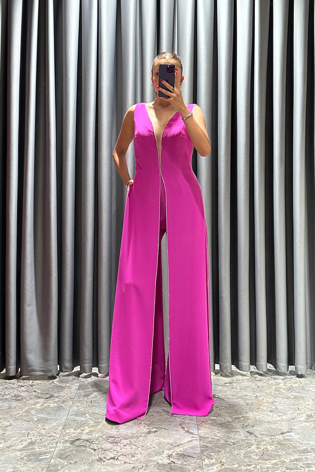 جمبسوت بفتحة كبيرة مع تطريزات حجرية -فوشي