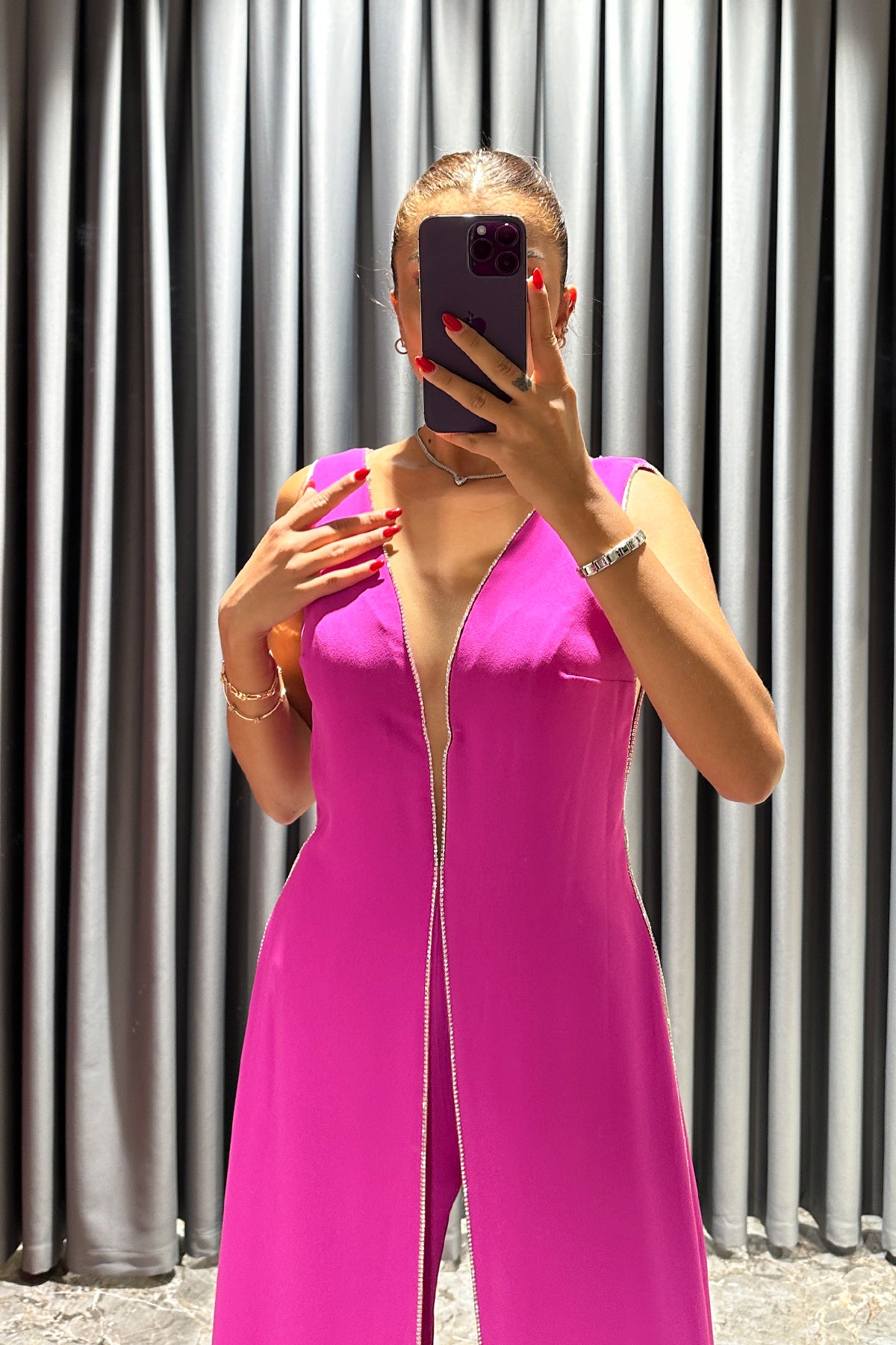 جمبسوت بفتحة كبيرة مع تطريزات حجرية -فوشي