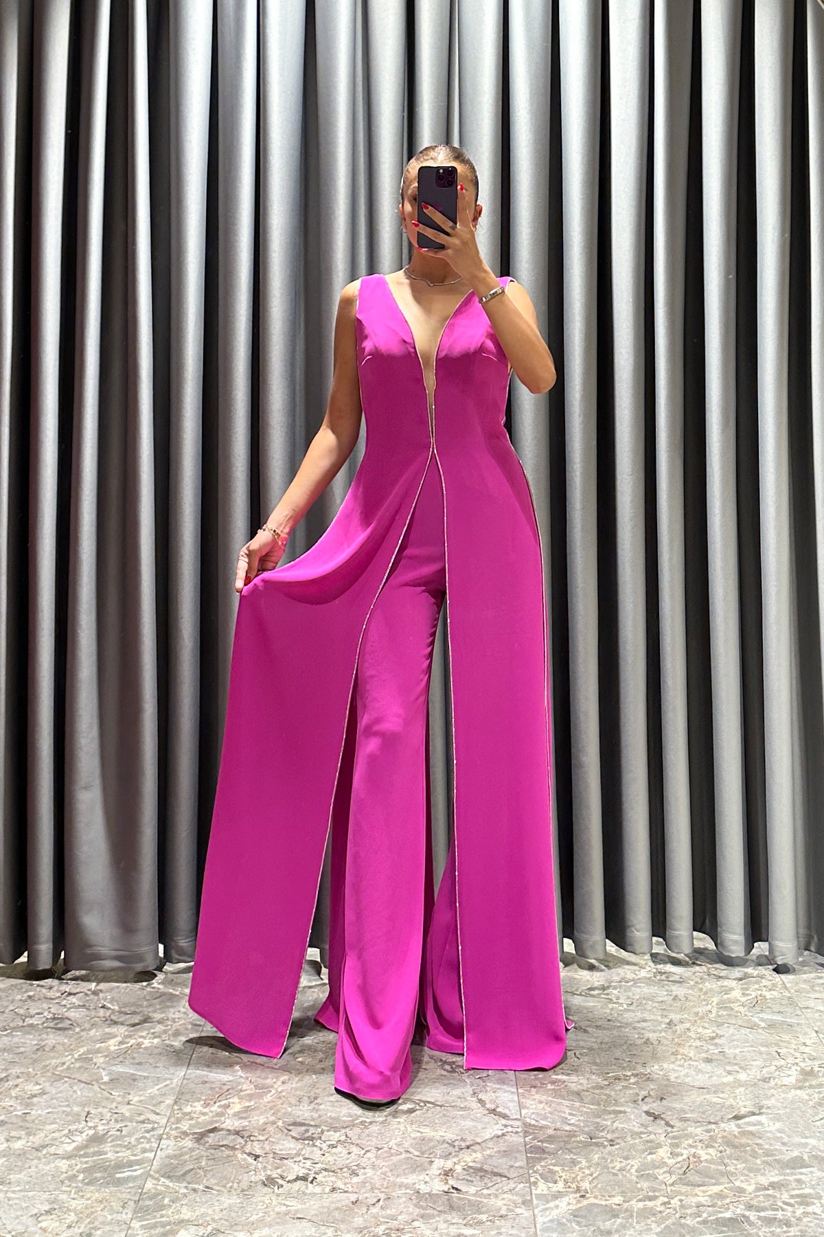 جمبسوت بفتحة كبيرة مع تطريزات حجرية -فوشي