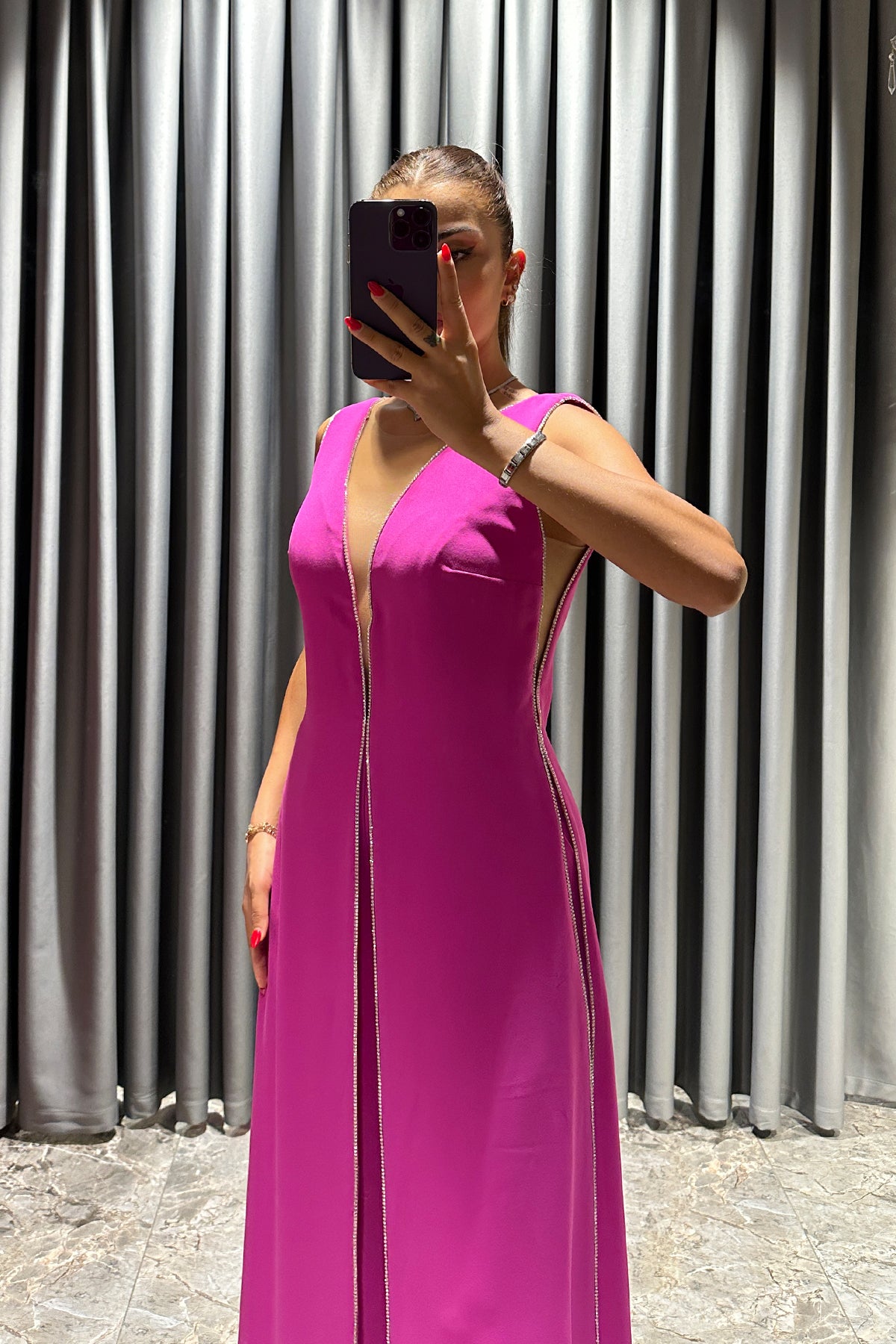 جمبسوت بفتحة كبيرة مع تطريزات حجرية -فوشي