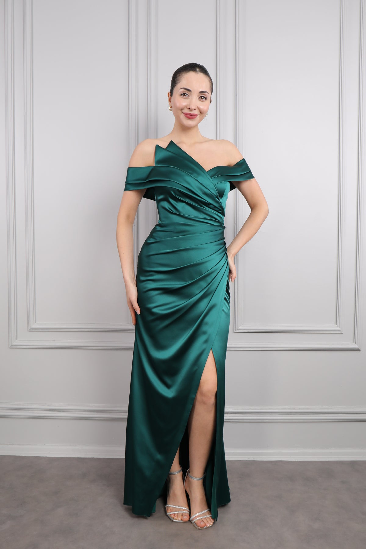 فستان سهرة ساتان مكشوف الاكتاف بتفاصيل طبقات مع فتحة جانبية -زمردي