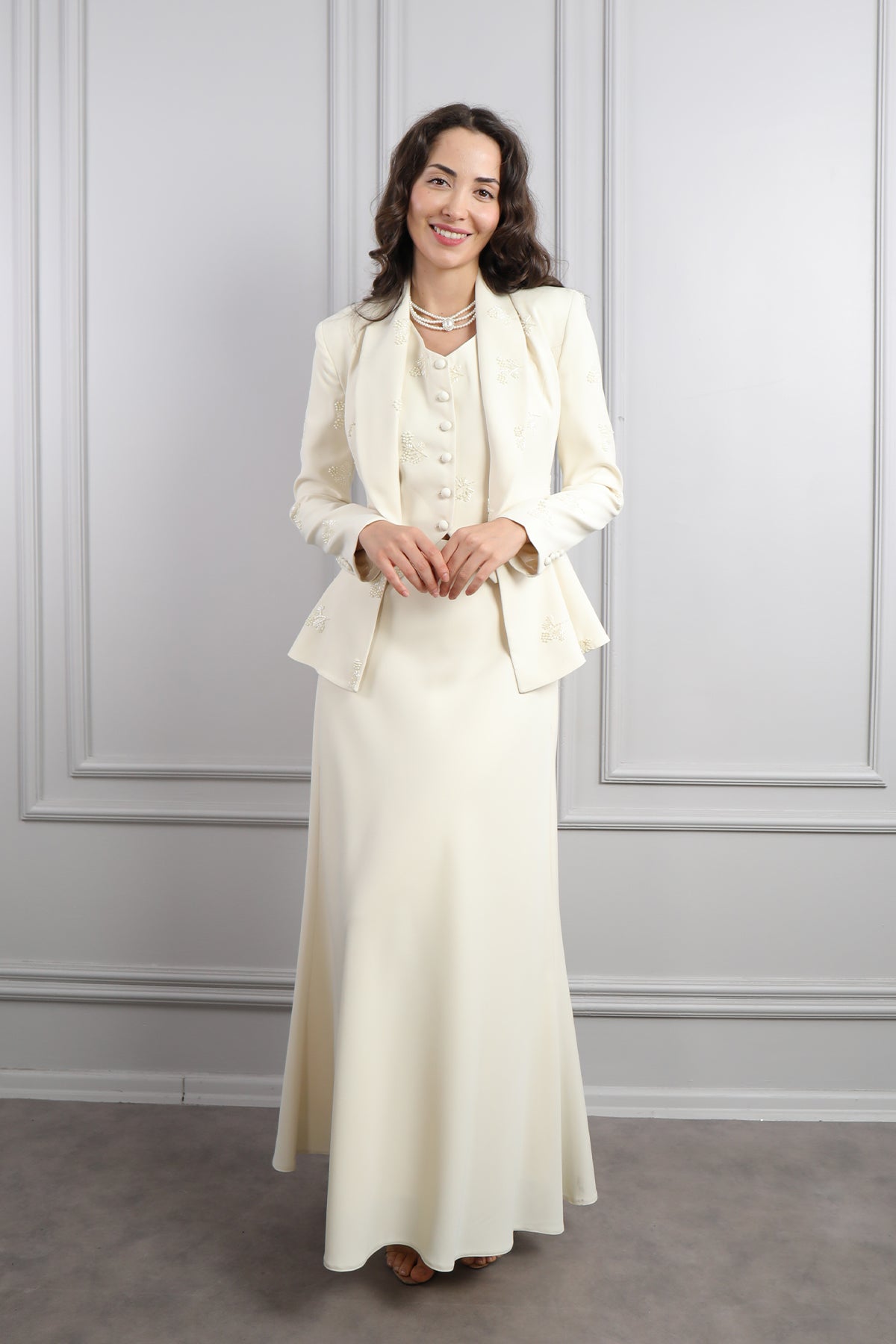 طقم ثلاثي بتنورة وجاكيت بتطريزات خرزية وتفاصيل ربط في الخلف -بيج