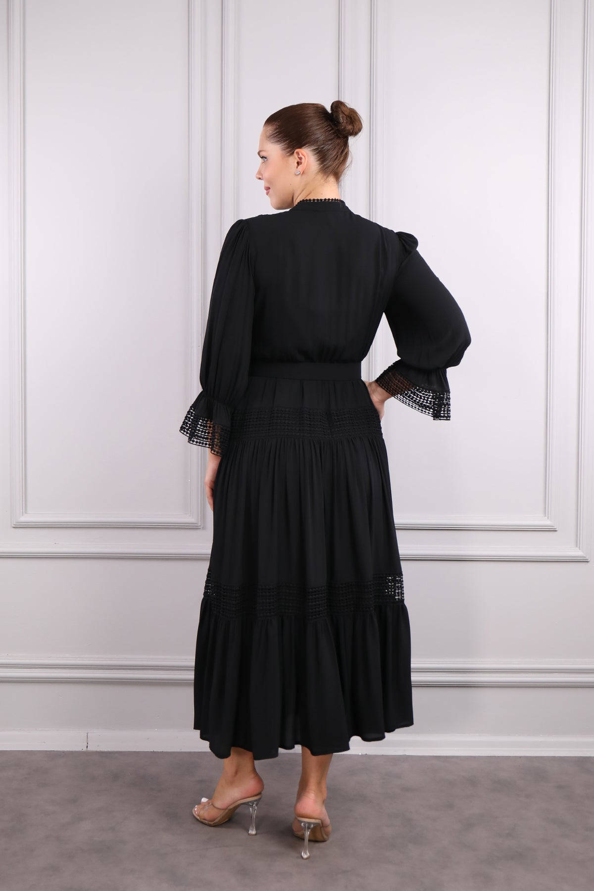 فستان ميدي مقاس كبير مع حزام على الخصر وتفاصيل أزرار في الأمام -اسود