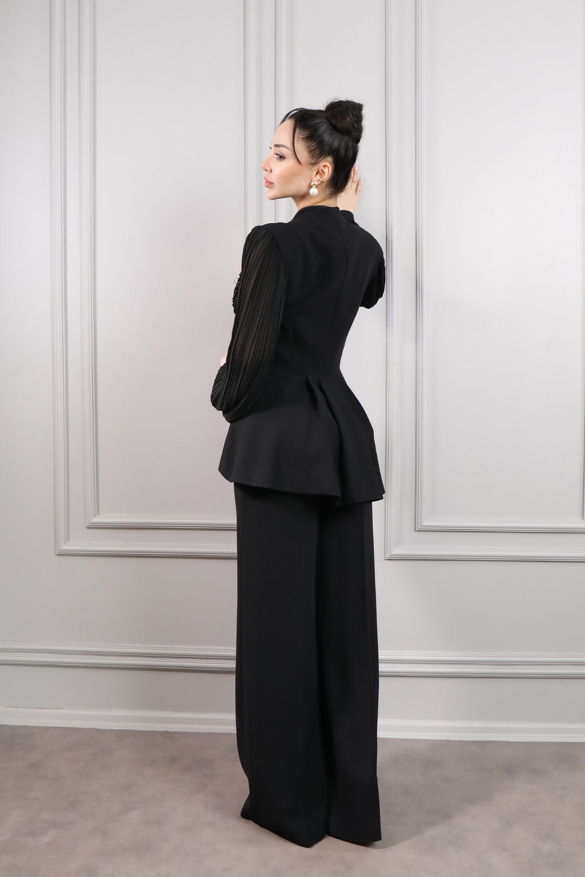 طقم بنطال وبلوزة مطرزة بالخرز باكمام بالون -اسود