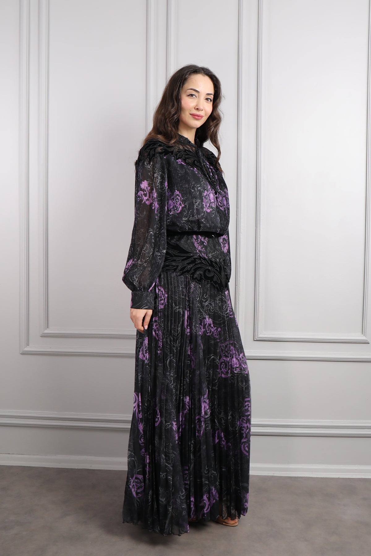 فستان شيفون بتفاصيل مخملية وتكسيرات باكمام واسعة مقاس كبير -اسود وموفي