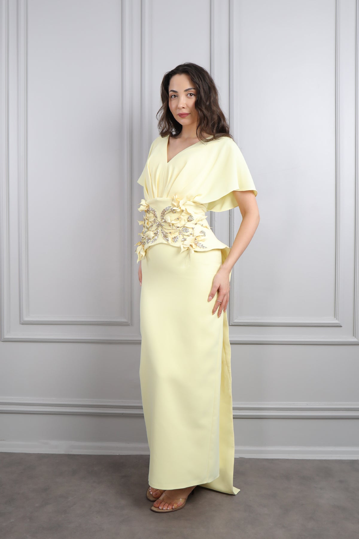 فستان سهرة باكمام واسعة بتفصيل كورسيه مطرز بالفصوص -اصفر