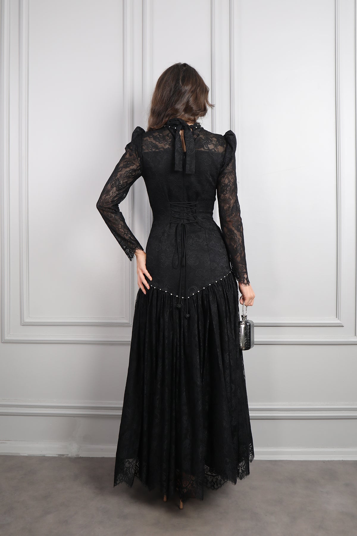 فستان دانتيل خناقي مزين بتفاصيل كريستالية -اسود