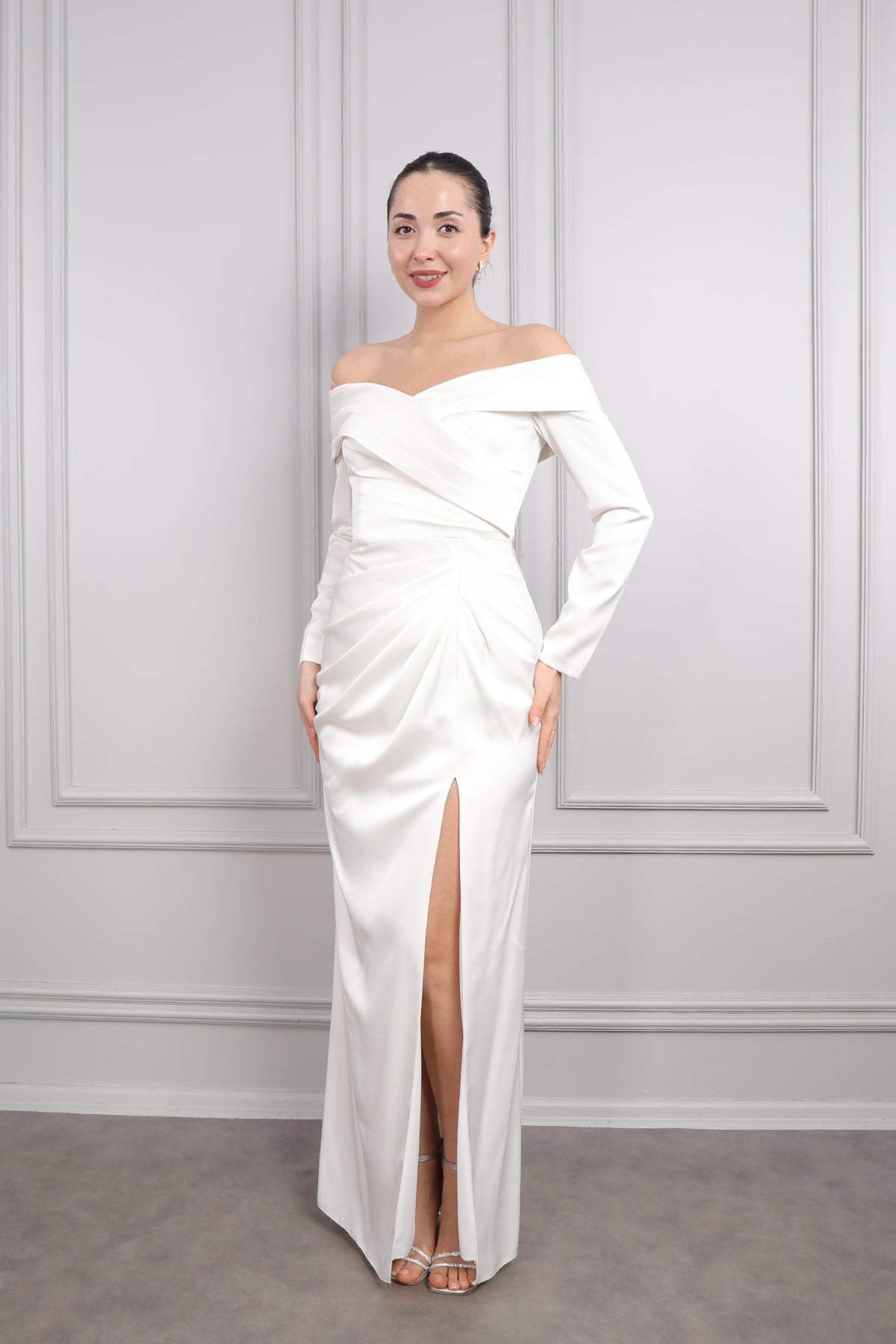 فستان سهرة ساتان مكشوف الاكتاف بتفاصيل طبقات وفتحة جانبية -ابيض