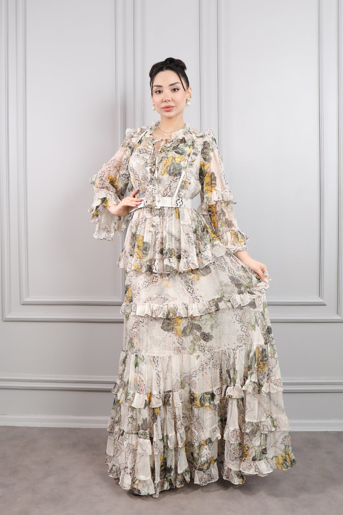 فستان شيفون مزخرف بحزام عالخصر وتفاصيل كشكشة -بيج