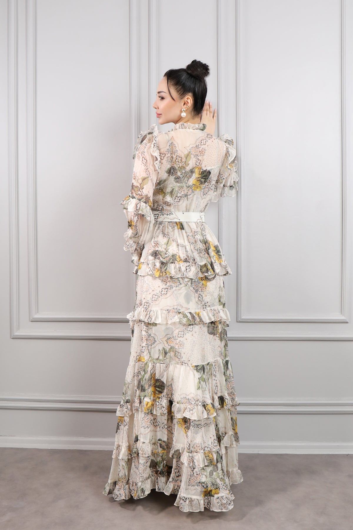 فستان شيفون مزخرف بحزام عالخصر وتفاصيل كشكشة -بيج