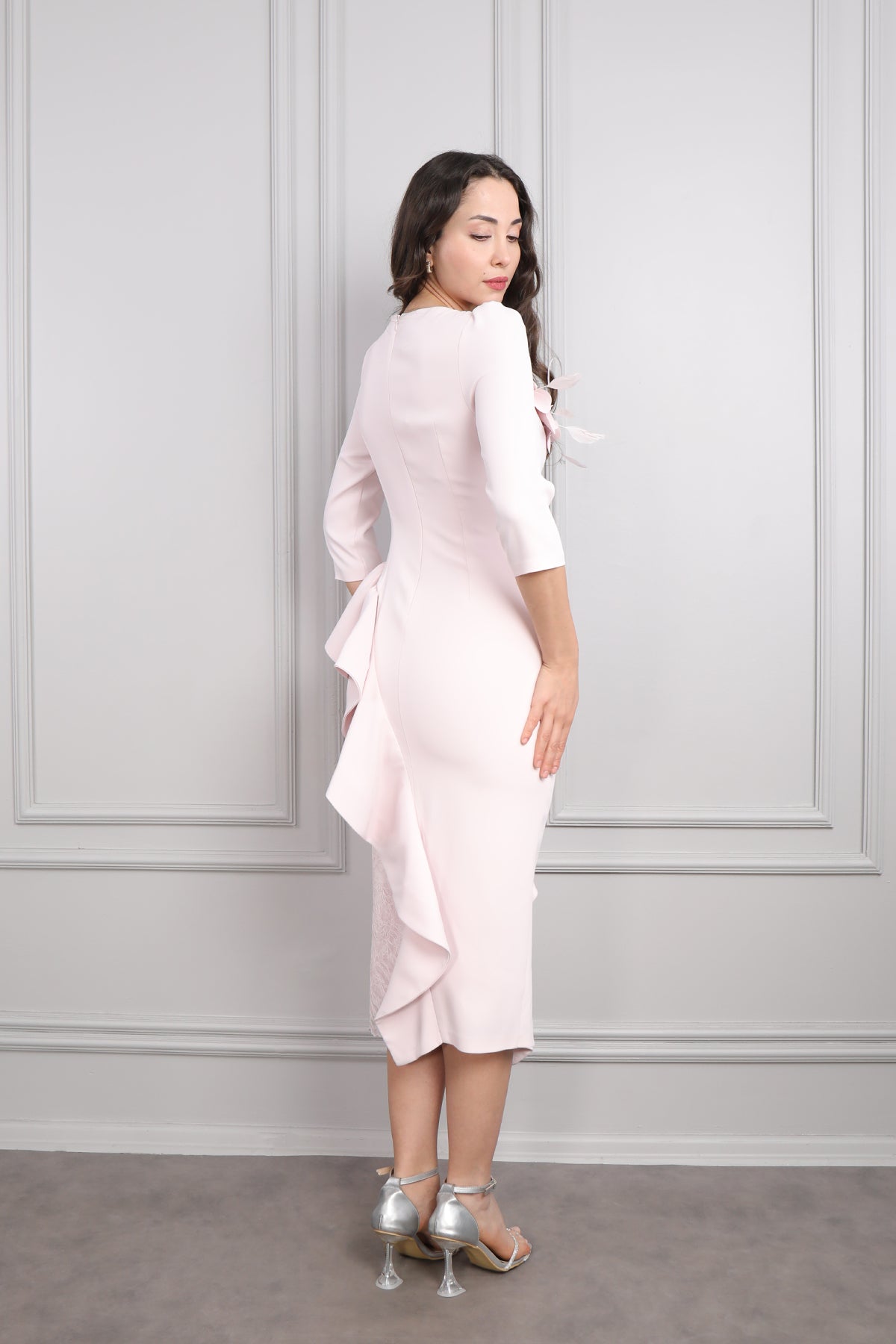 فستان ميدي بتفاصيل فُرفُر بتصميم دانتيل عالتنورة -بمبي