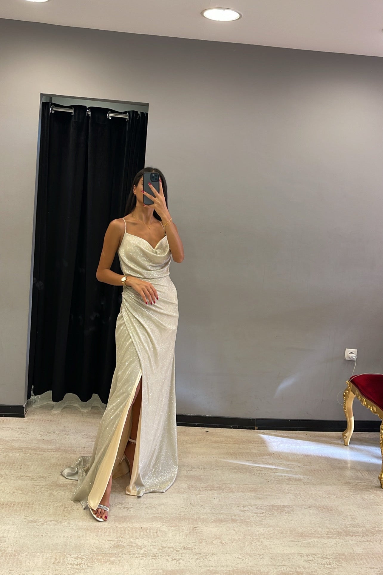 فستان سهرة لامع بياقة متدلية وتفصيل ربط في الخلف -ذهبي