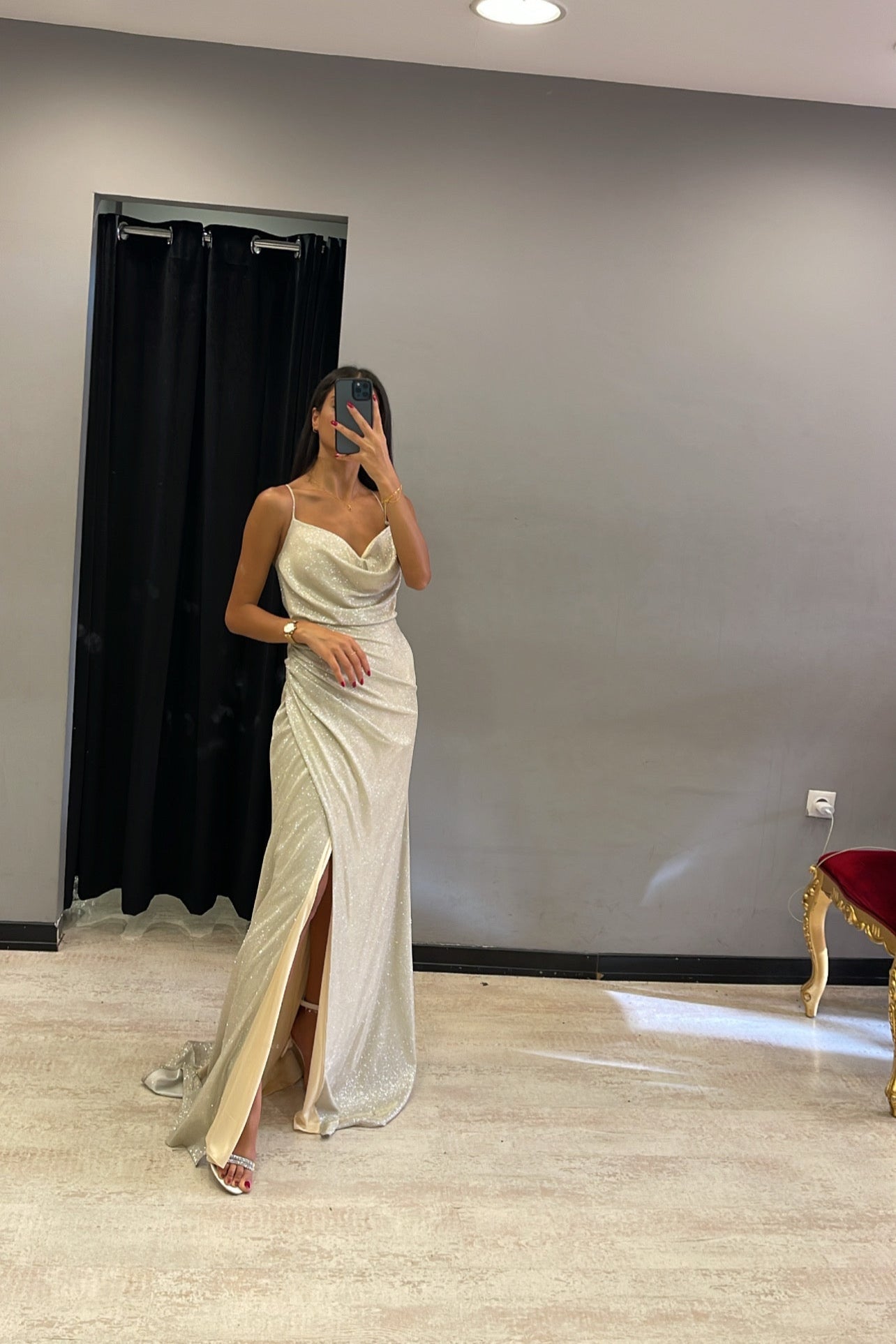 فستان سهرة لامع بياقة متدلية وتفصيل ربط في الخلف -ذهبي