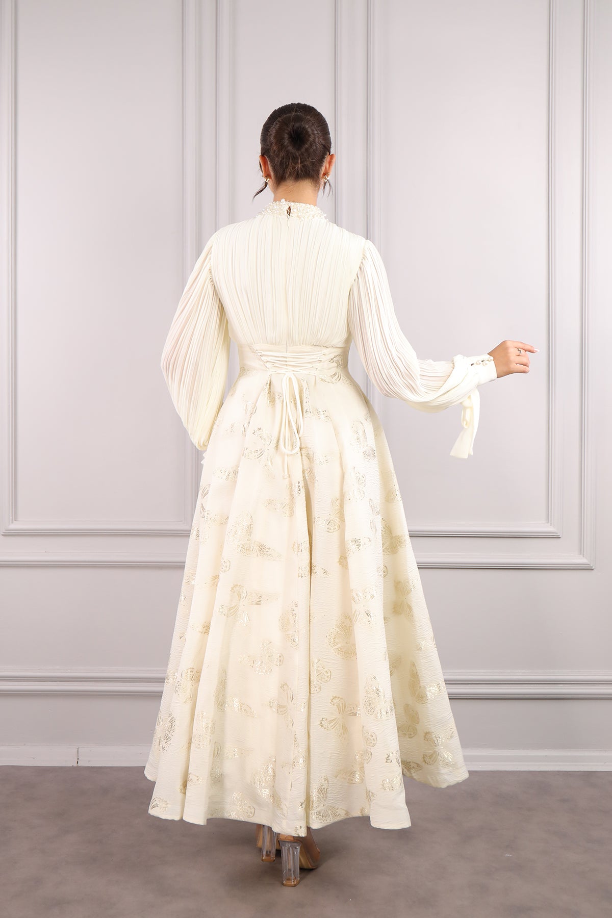 فستان ميدي مزين بتطريز لامع بأكمام واسعة وياقة مربوطة حول العنق -سكري