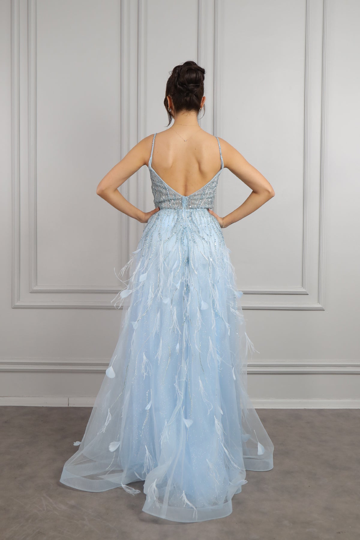فستان سهرة بحمالات رفيعة وفتحة كبيرة في الصدر مع تفاصيل ريش من "المجموعة الخاصة" -ازرق ثلجي