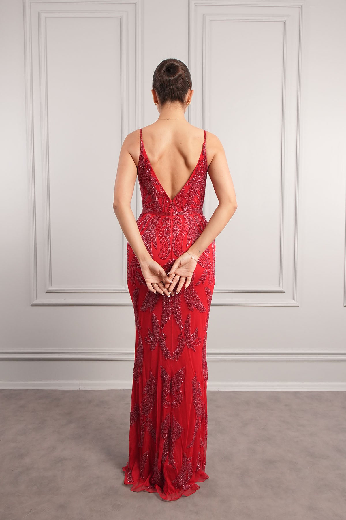 فستان سهرة طويل بحمالات رفيعة وياقة مفتوحة مطرز بالخرز من"المجموعة الخاصة" -احمر