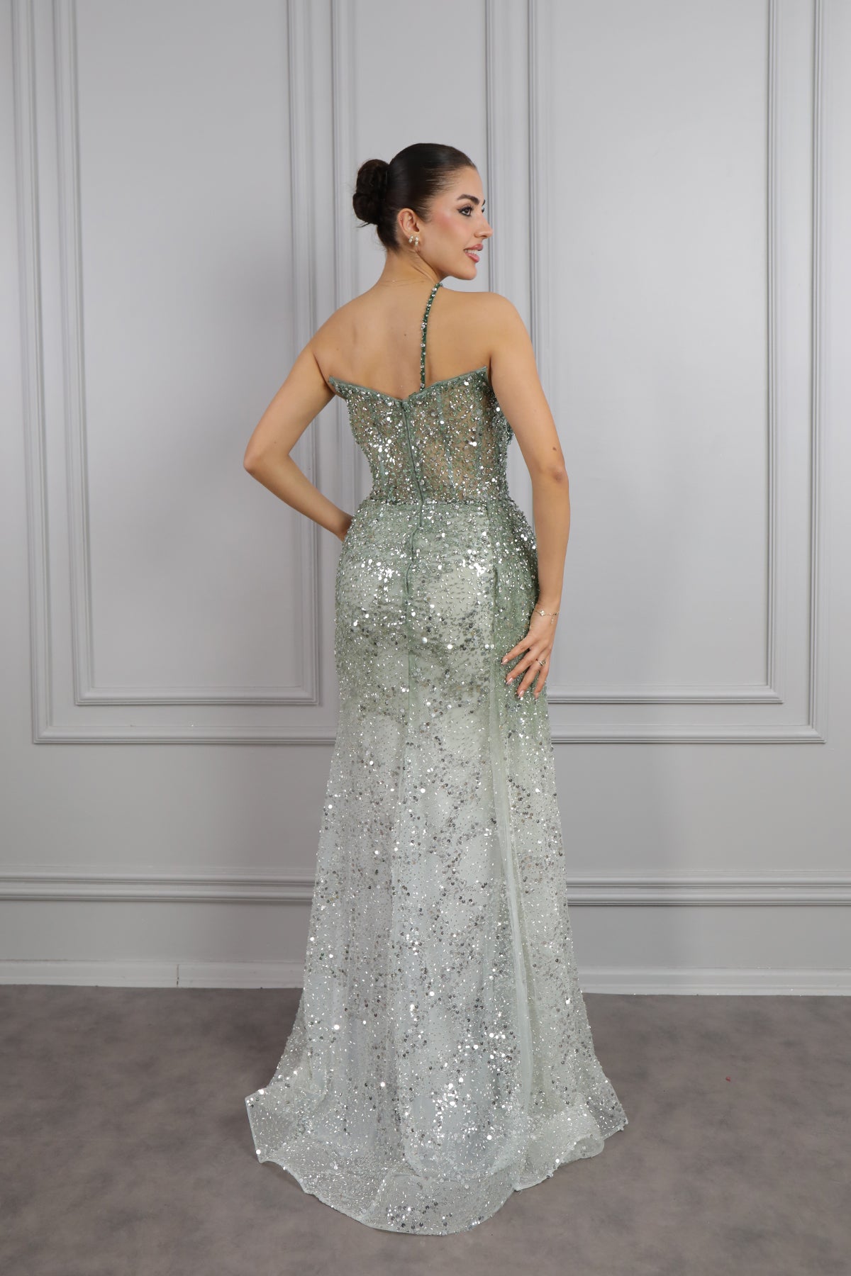 فستان سهرة بحمالة واحدة ومطرز بالكريستالات من "المجموعة الخاصة" -اخضر