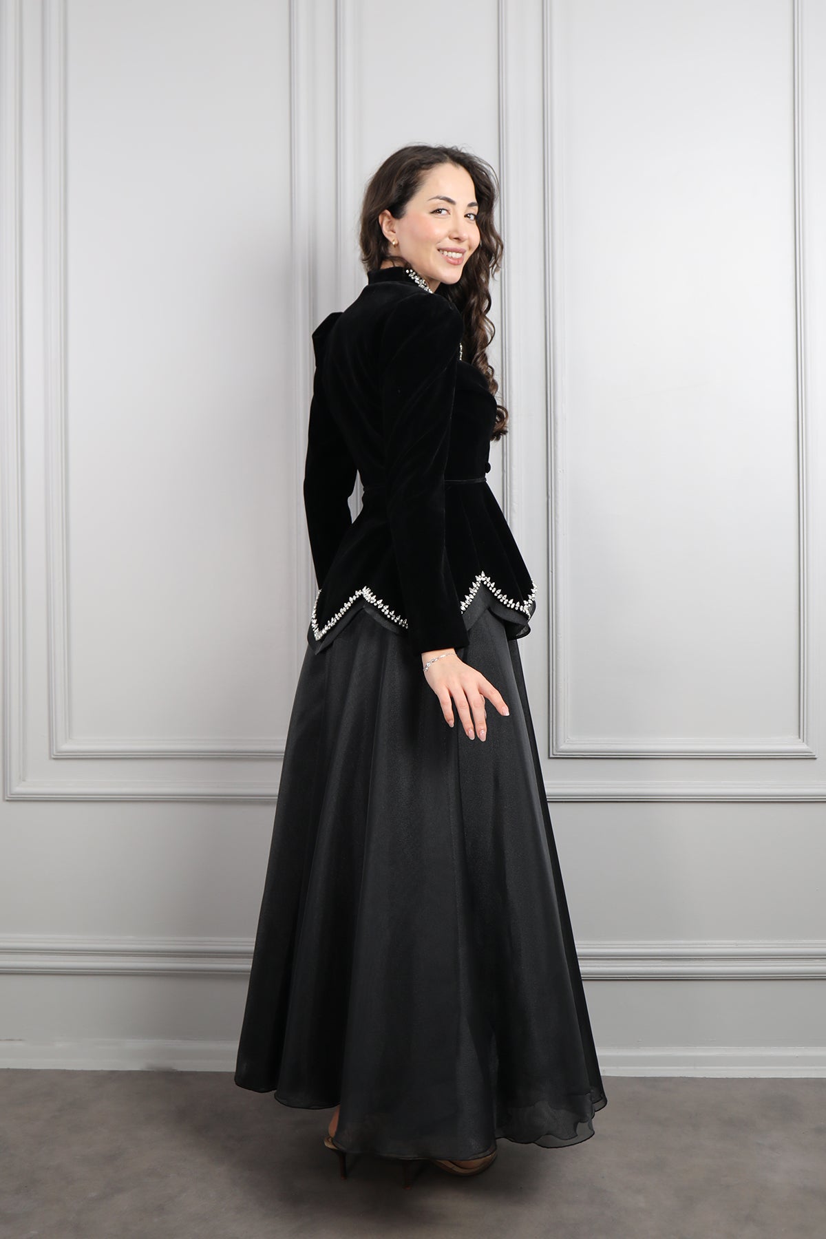 طقم تنورة وجاكيت مخملي مزين بالكريستالات -اسود