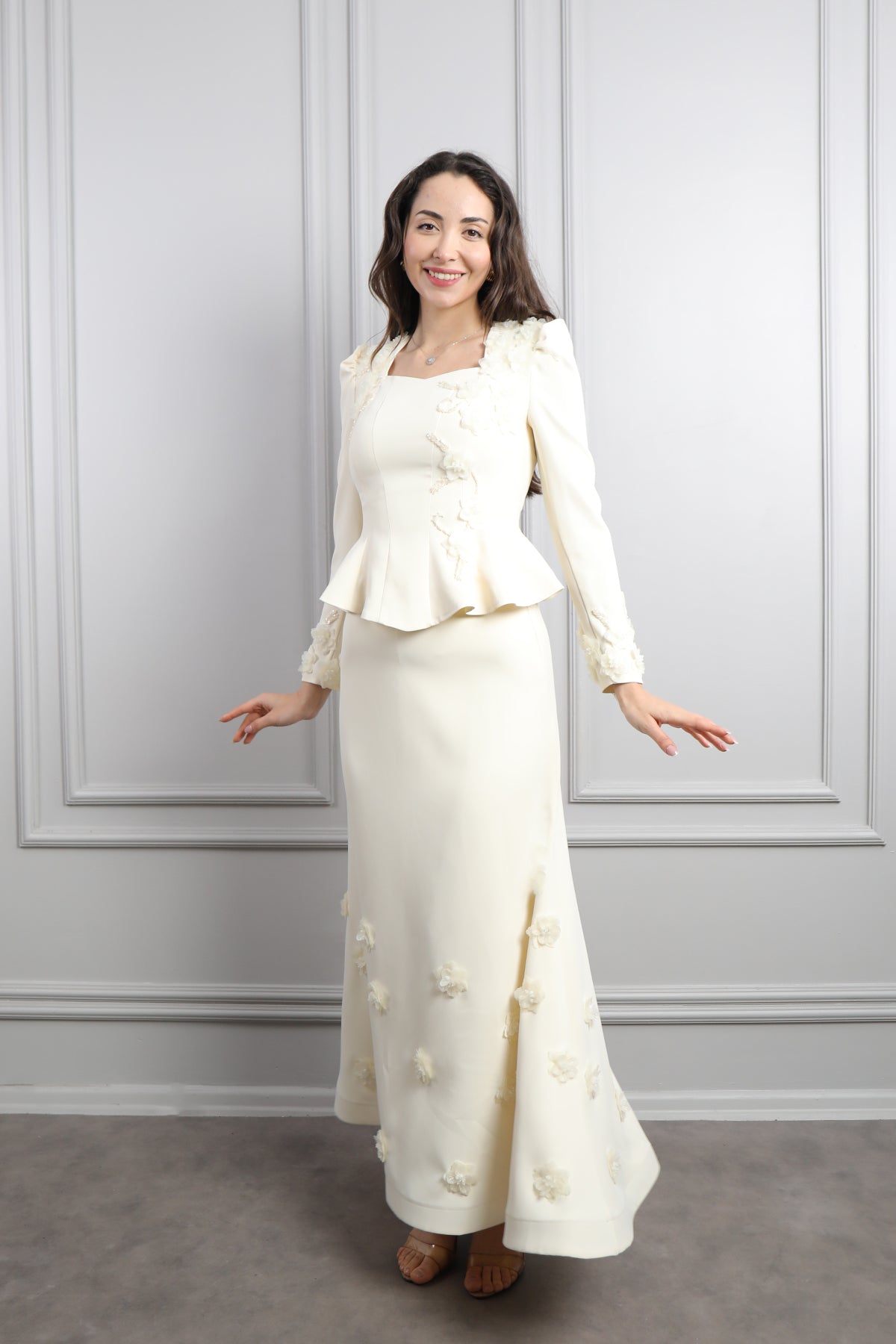 طقم تنورة وتوب رسمي انيق بياقة مربعة وتفاصيل ورود -سكري