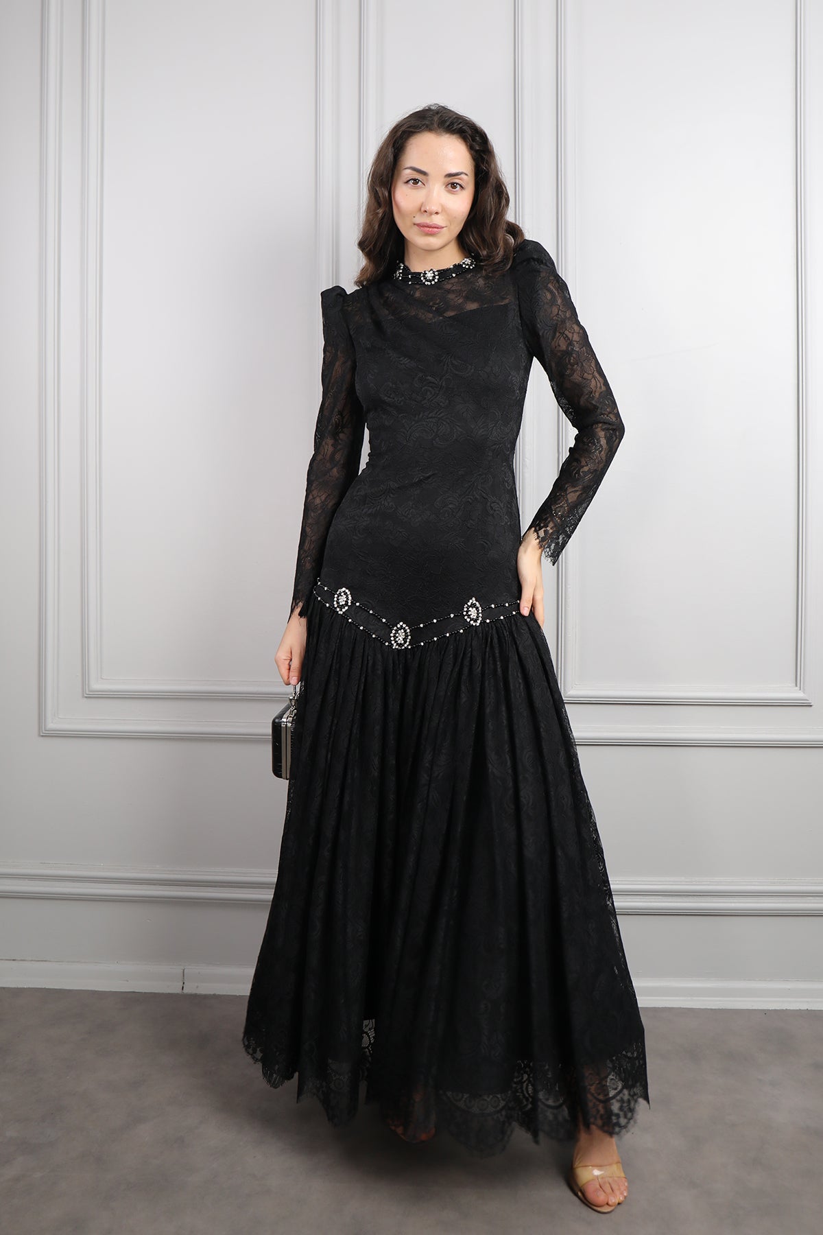 فستان دانتيل خناقي مزين بتفاصيل كريستالية -اسود