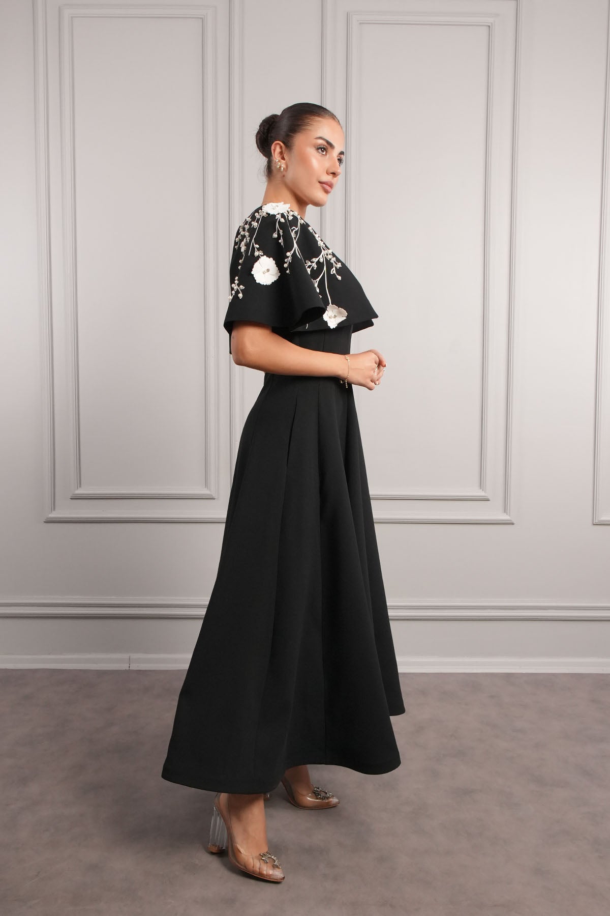 فستان سهرة ميدي مع تصميم بوليرو وتفاصيل زهور وجيوب - اسود