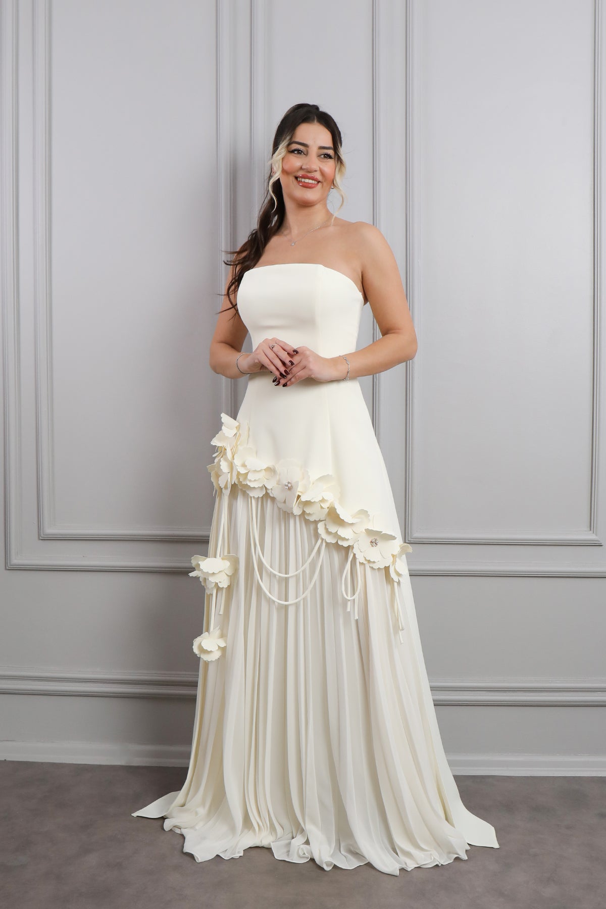 فستان سهرة سترابلس مزين بالورود بتنورة مكسرة -سكري