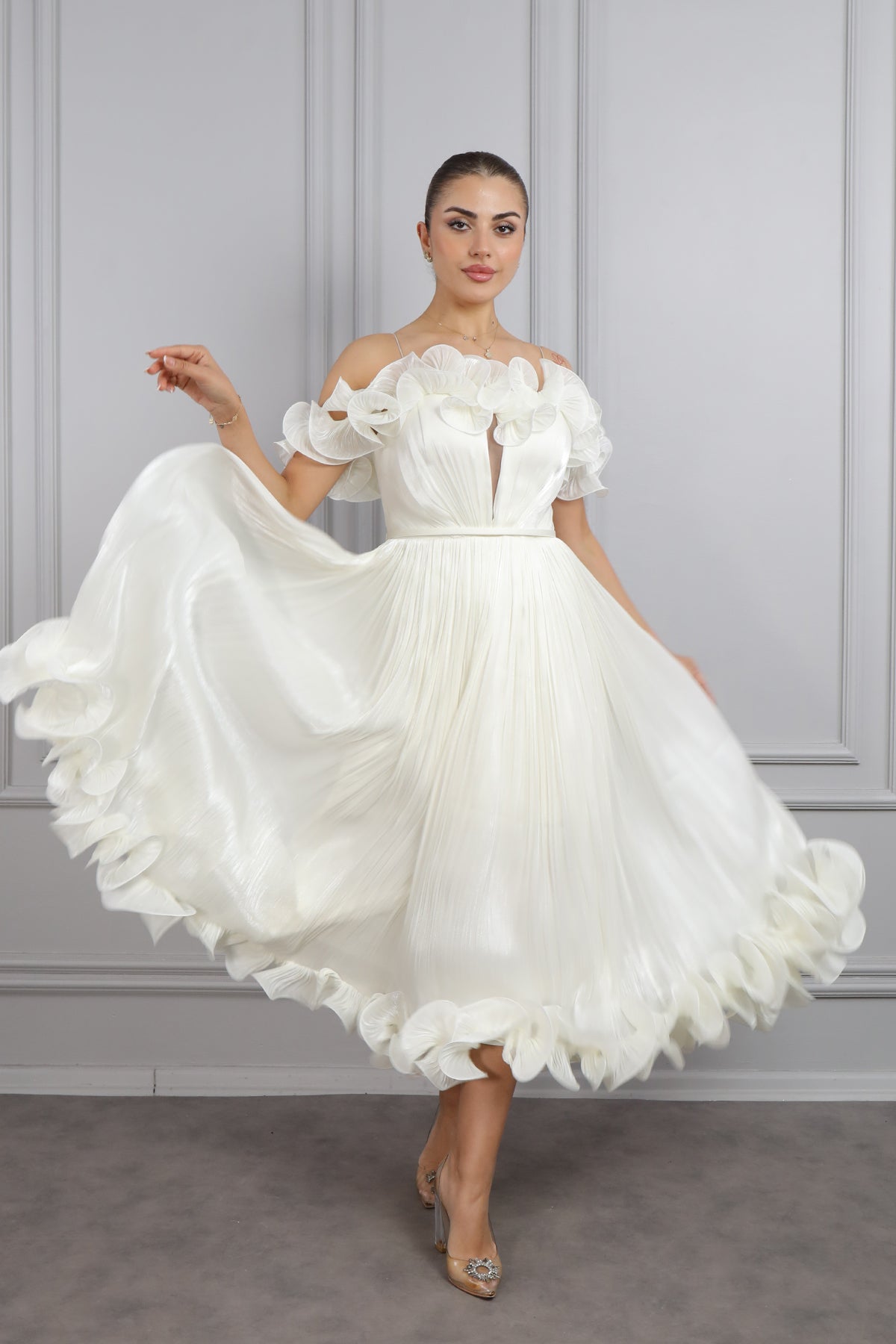 فستان سهرة ميدي بأكتاف مكشوفة، وياقة مكشكشة بحبل ربط خلفي، وتنورة مكسرة -سكري