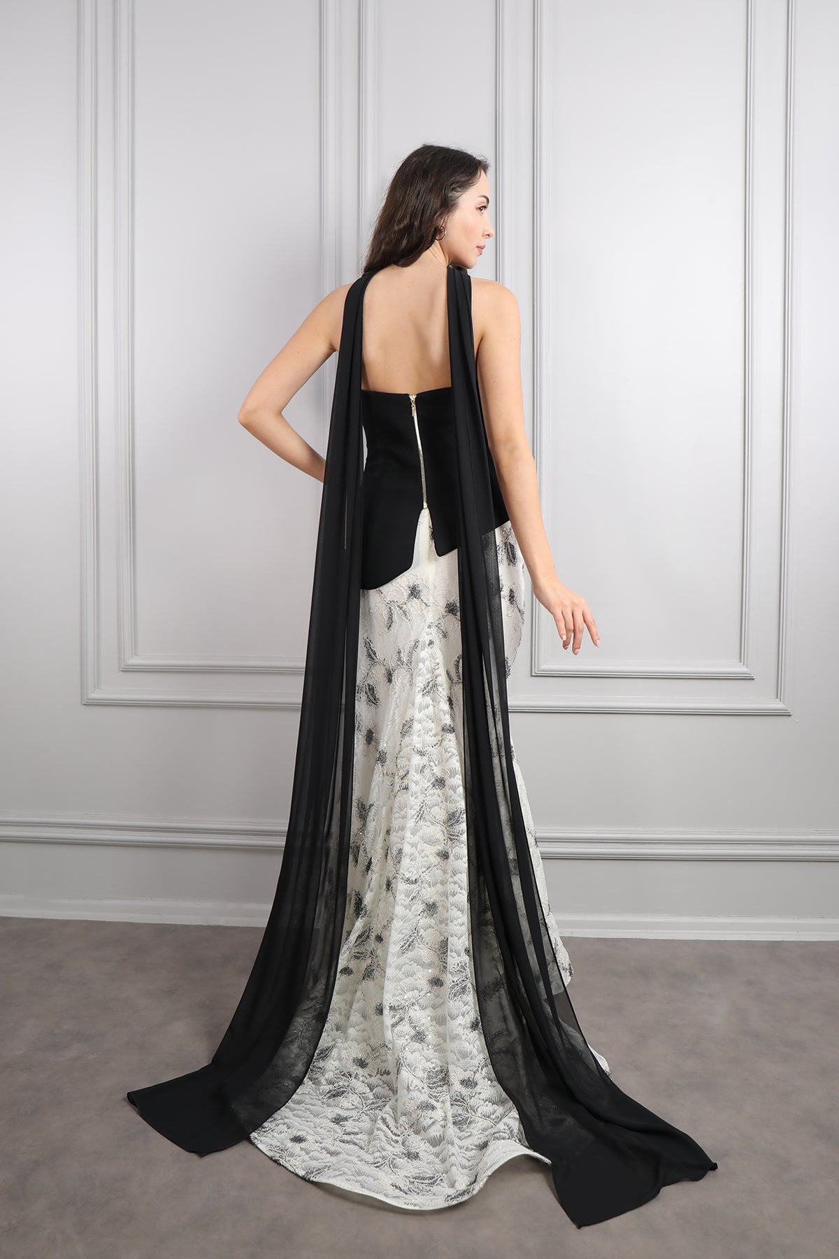 طقم تنورة بتفاصيل دانتيل وتوب سترابلس بوشاح - اسود وسكري