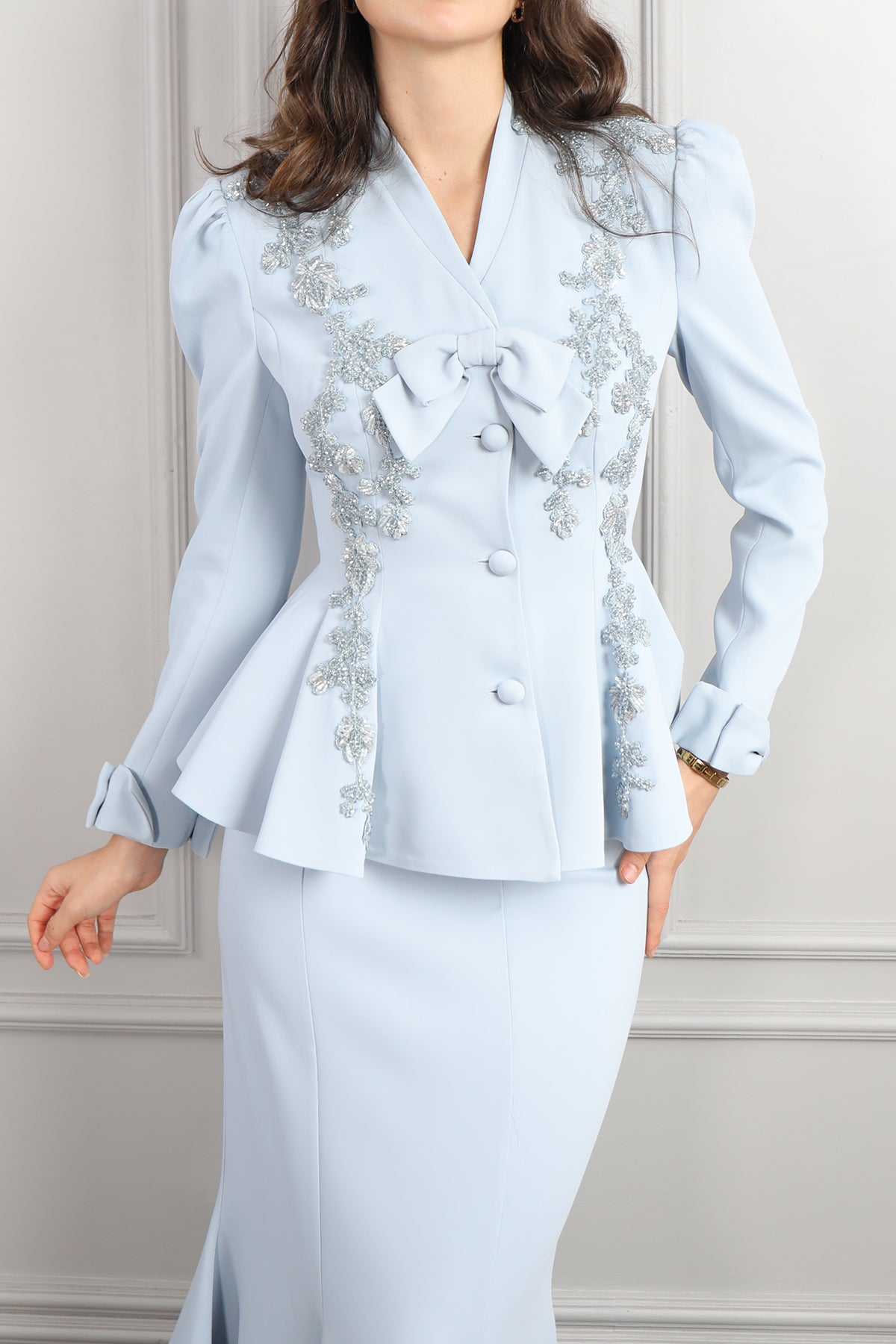 طقم تنورة وجاكيت بزينة فيونكة وتطريزات خرزية -ازرق