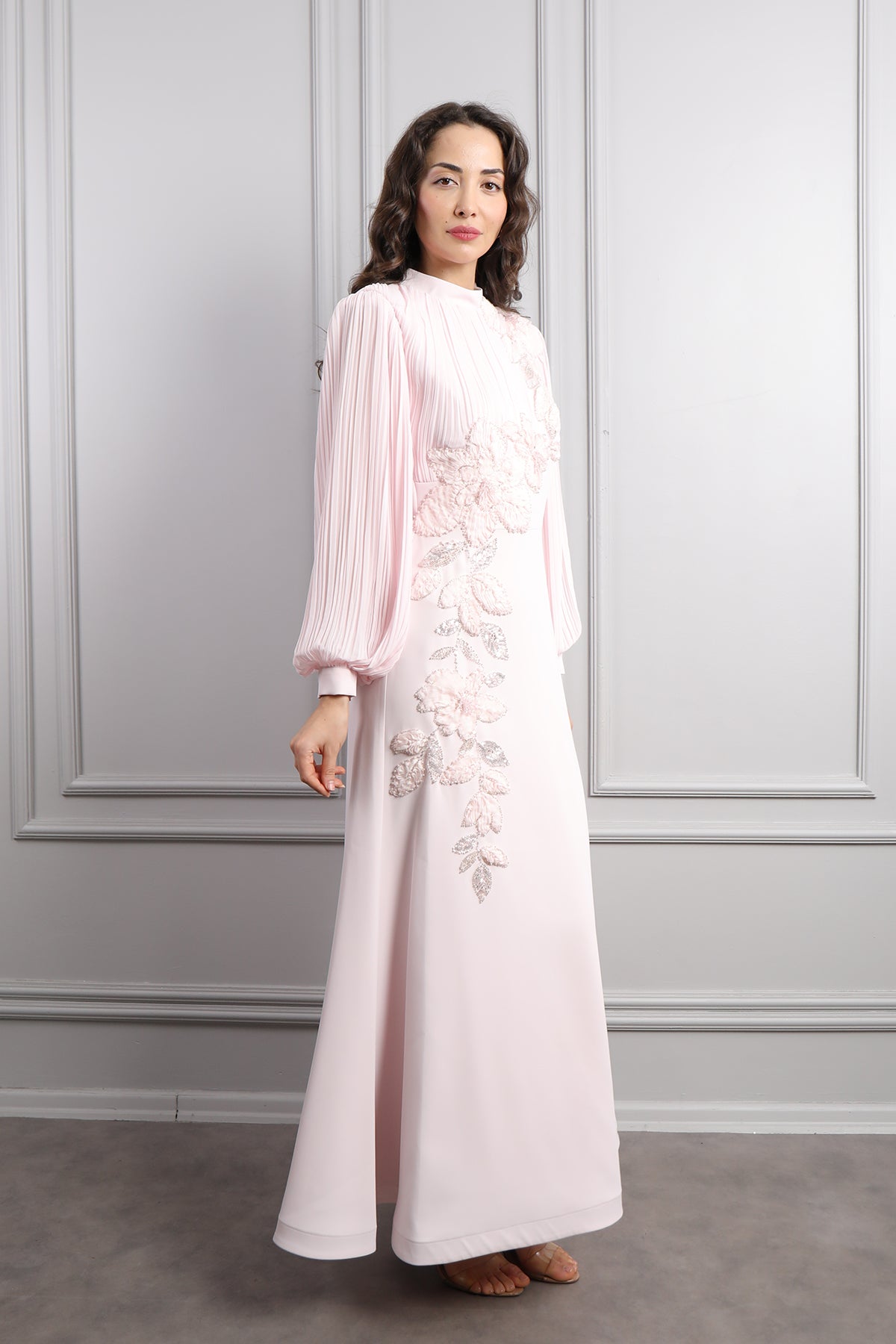 فستان خناقي باكمام واسعة مزين بالخرز والورود -بمبي