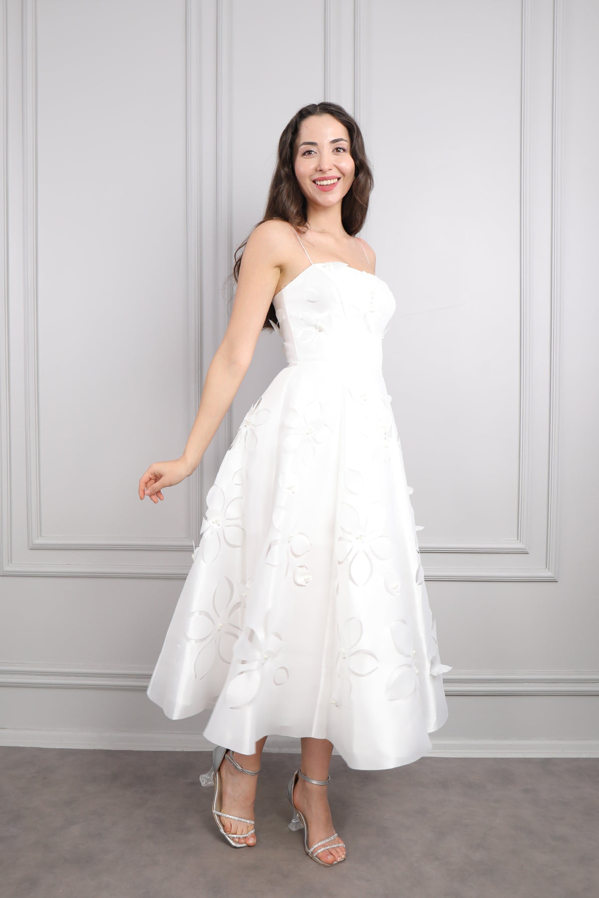 فستان سهرة ميدي بحمالات رفيعة بتفاصيل ورود -ابيض