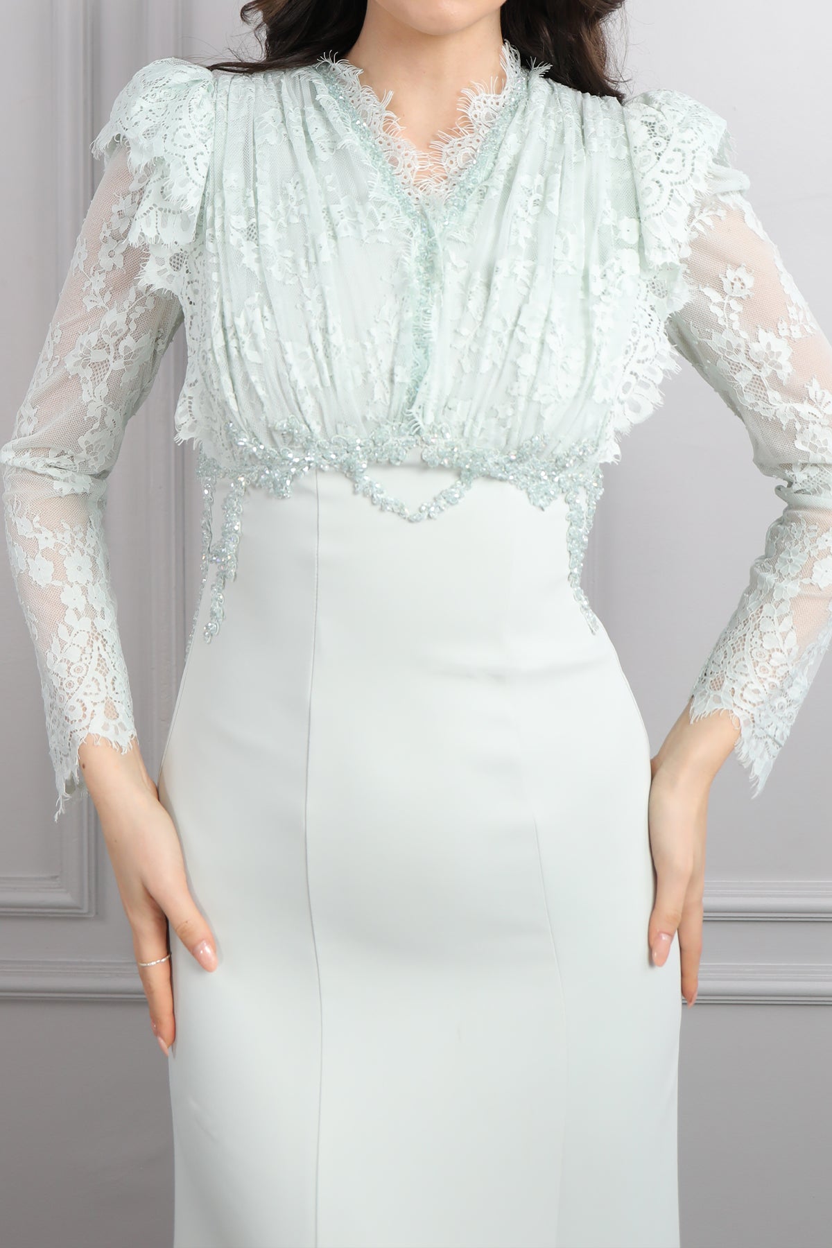 فستان مصمم بتفاصيل دانتيلية وتطريزات خرزية -نعناعي