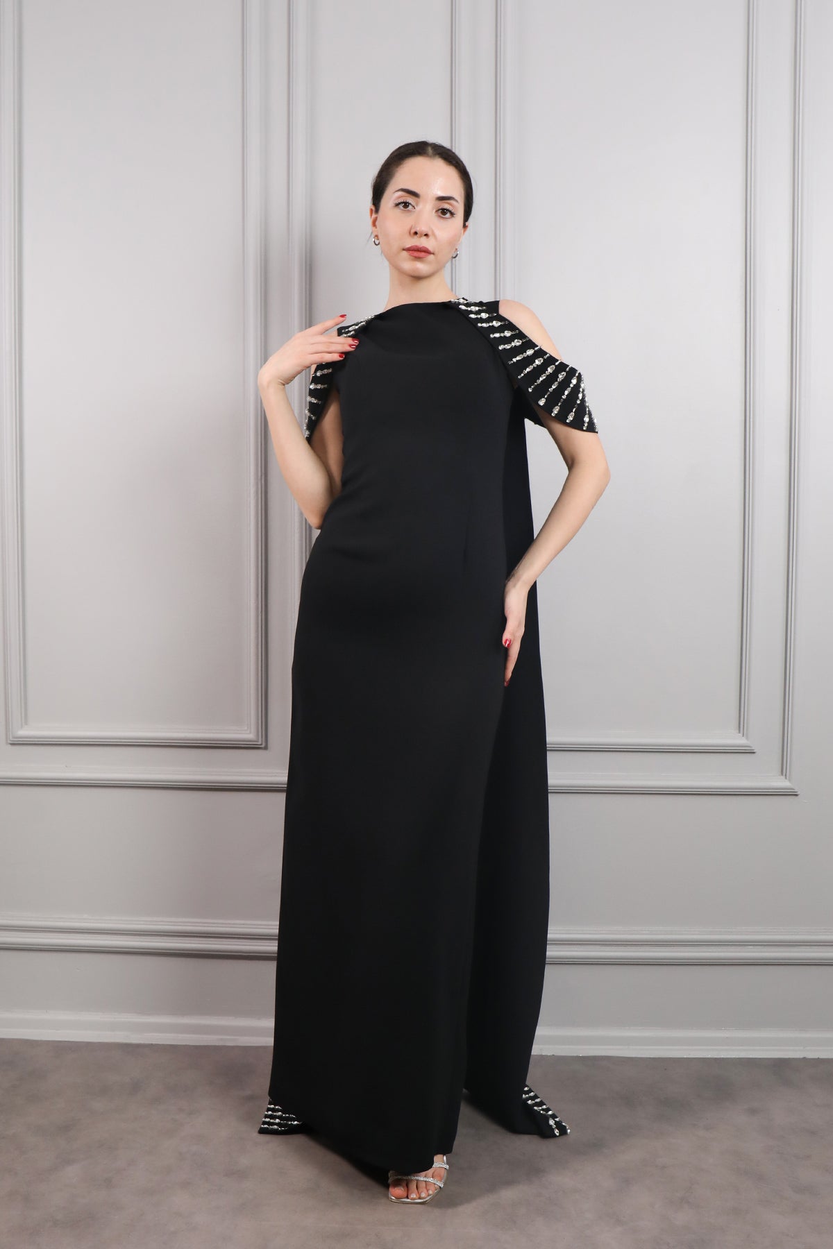 فستان سهرة مطرز بالكريستالات بكاب من الاكتاف -اسود