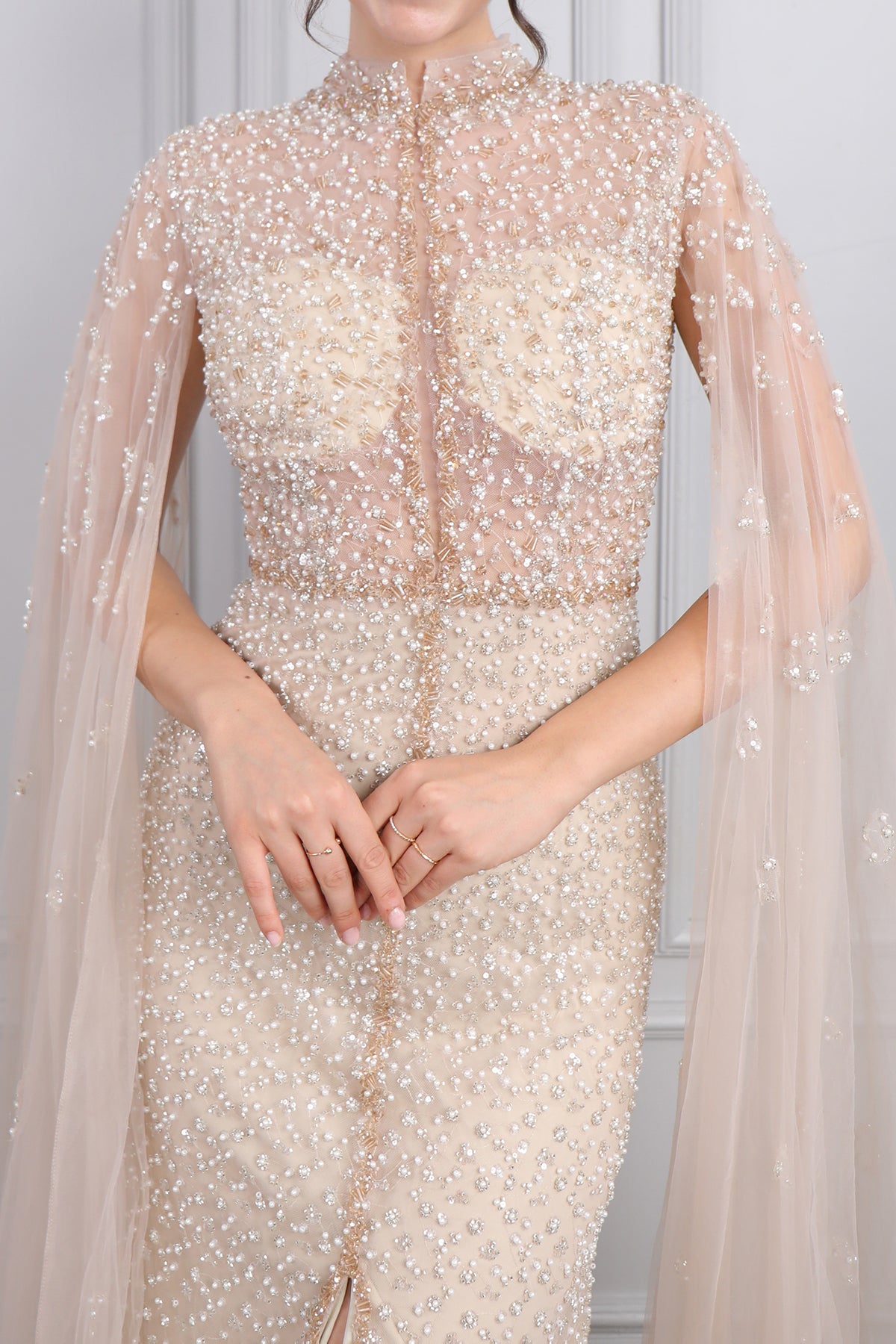 فستان سهرة بياقة حناقية مطرز بالخرز واللؤلؤ بتفاصيل شفافة من "المجموعة الخاصة" -بيج