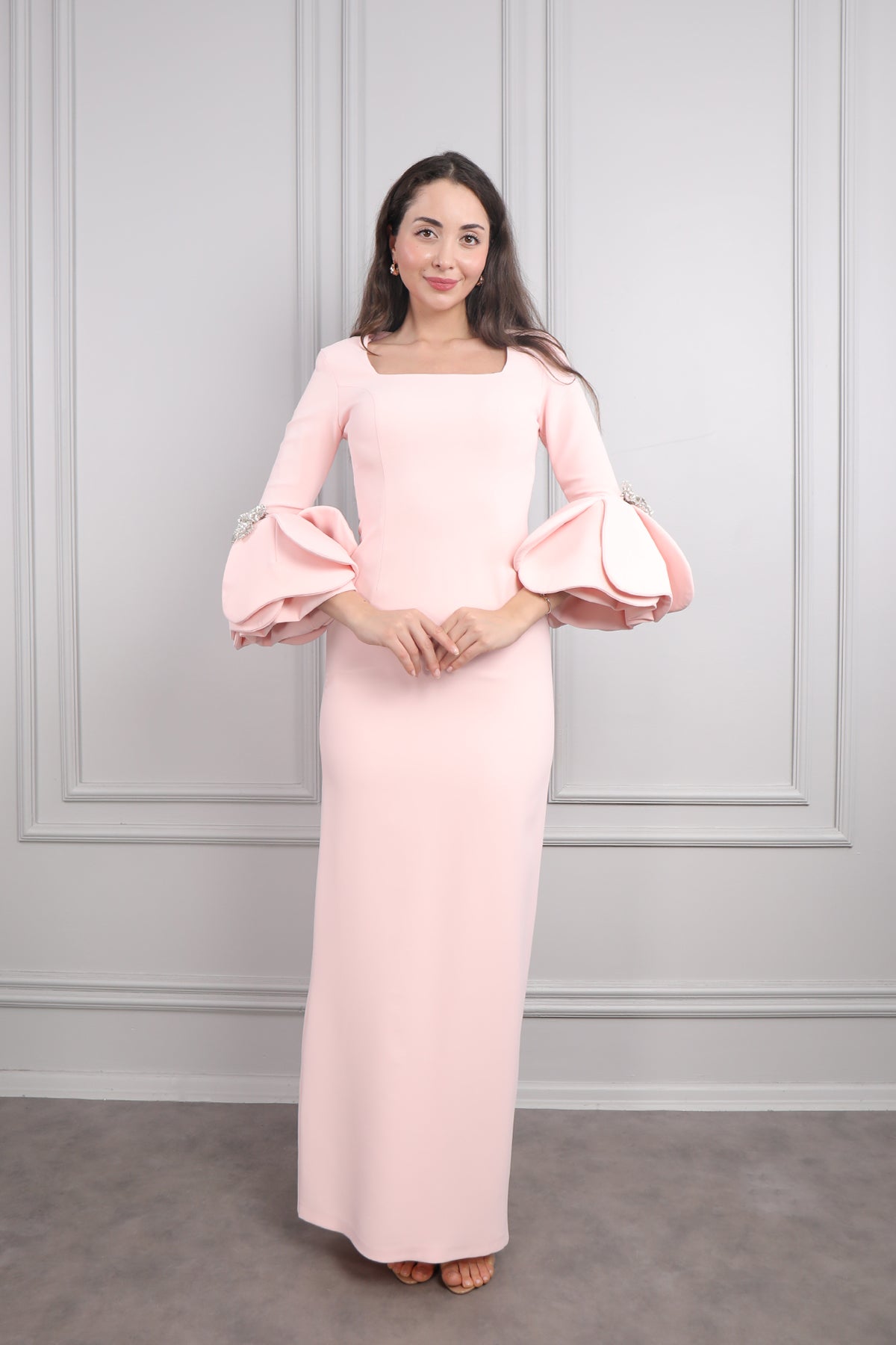 فستان سهرة بياقة مربعة واكمام منتفخة بفيونكة كريستالية -بمبي