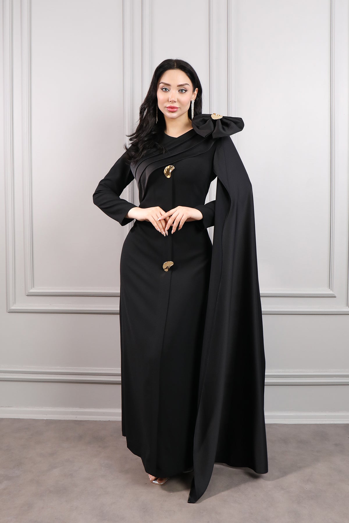 فستان سهرة للمحجبات بزينة زهرة عالكتف وتفصيل كاب مقاس كبير -اسود