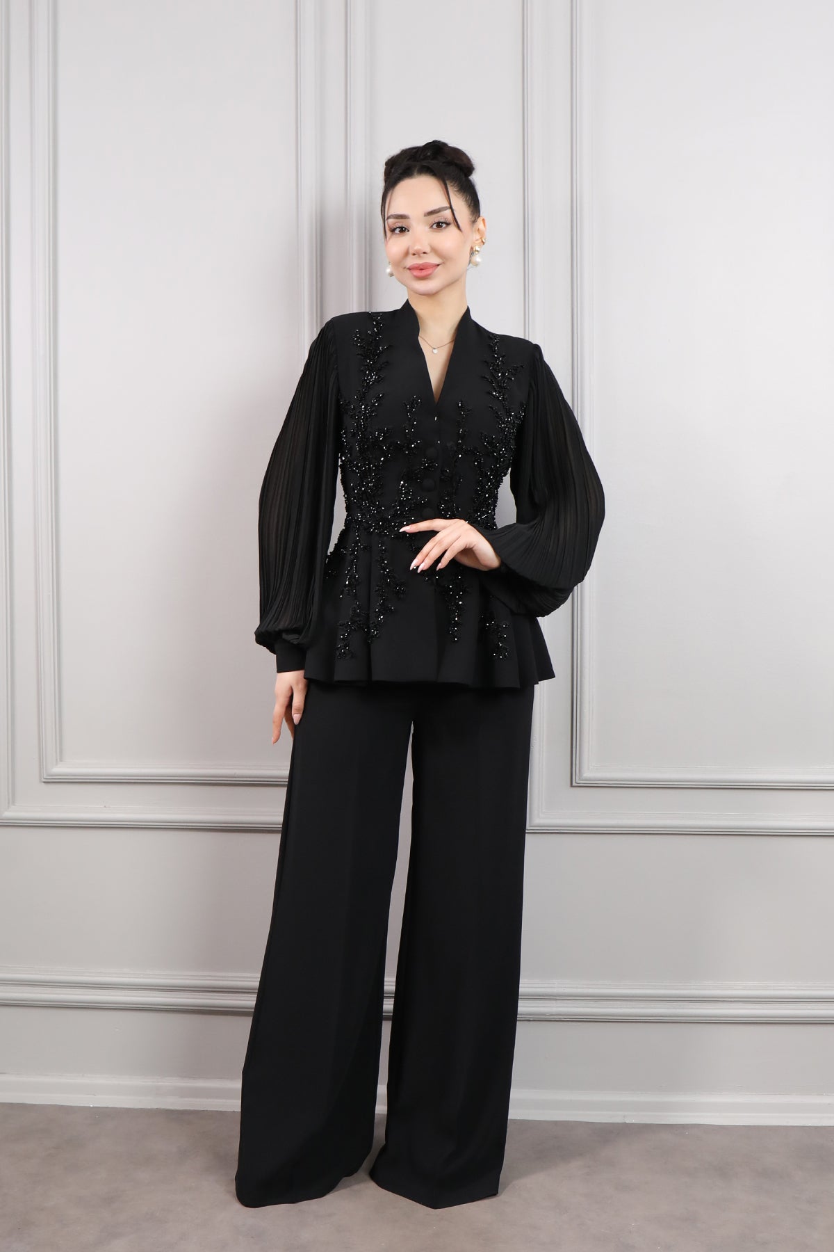 طقم بنطال وبلوزة مطرزة بالخرز باكمام بالون -اسود