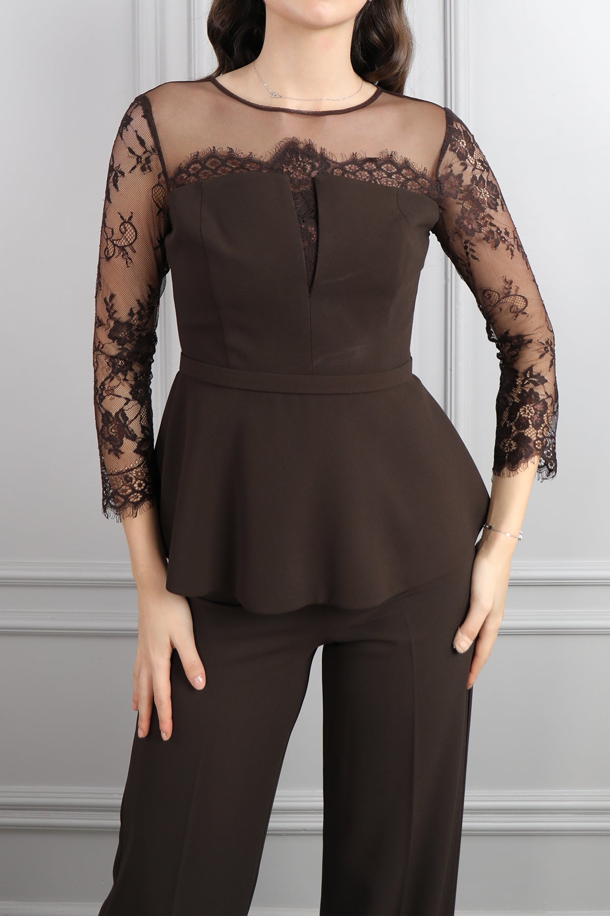 طقم بنطال وبلوزة باكمام شفافة وتفاصيل دانتيل -بني